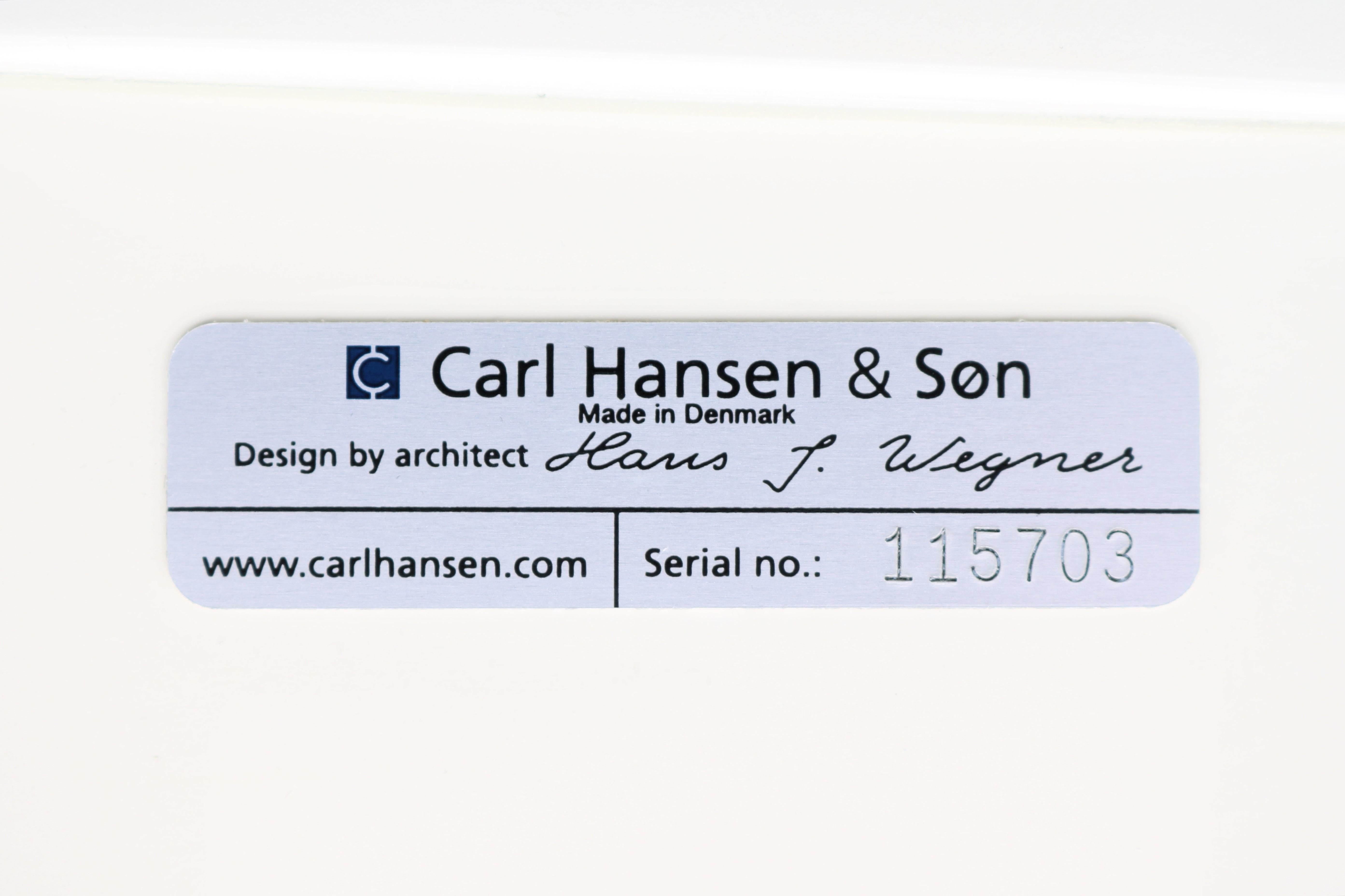 Paire de chaises coquillage CH07 de Hans J. Wegner pour Carl Hansen, de style danois moderne du milieu du siècle dernier en vente 12