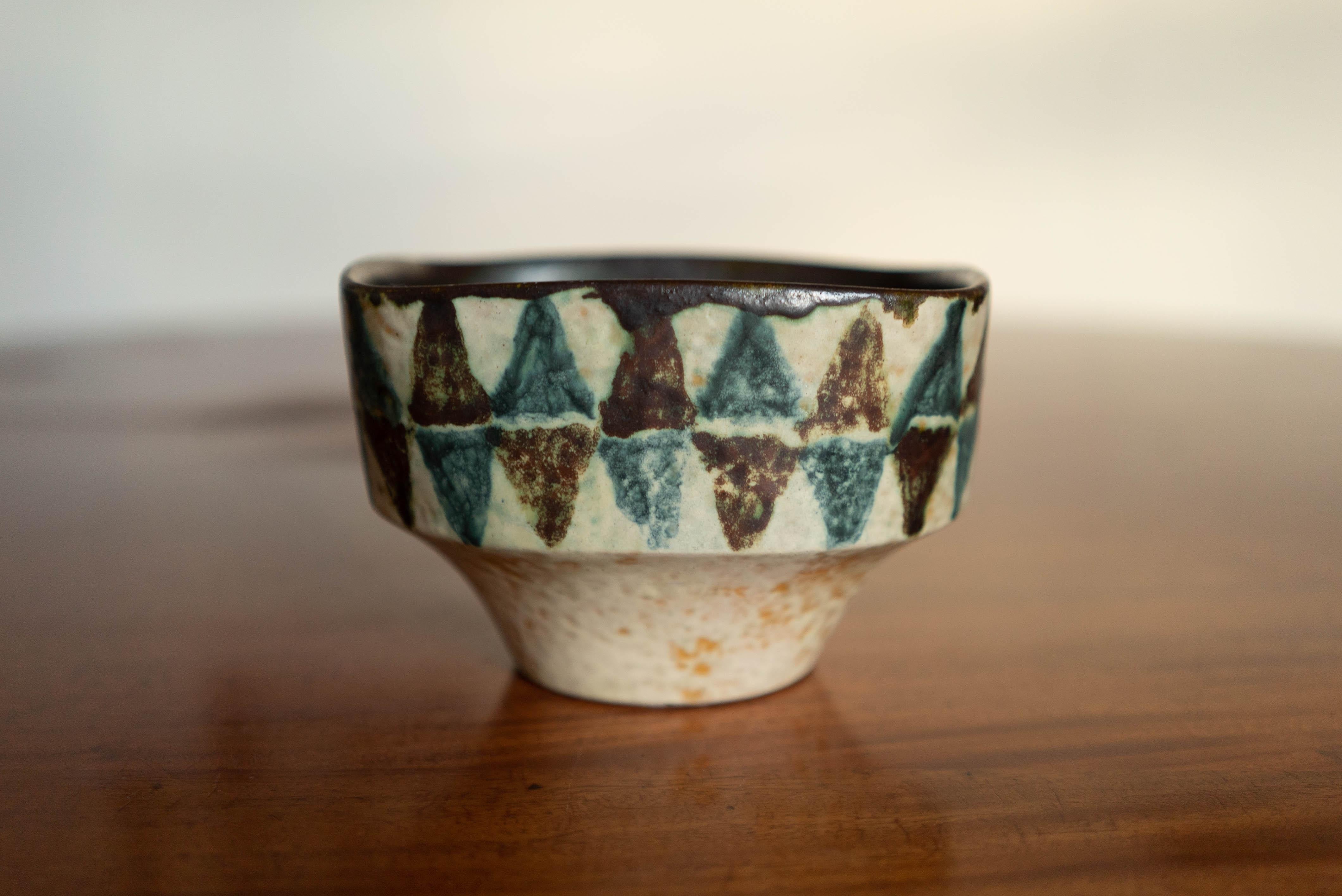 Danish Mid-Century Modern beautiful glazed Stoneware small bowl made by Danish ceramist Preben Herluf Gottschalk Olsen.
Produced in his workshop in the 1940s. Beautiful glazing in various tones of color. It's really a rare peace. 