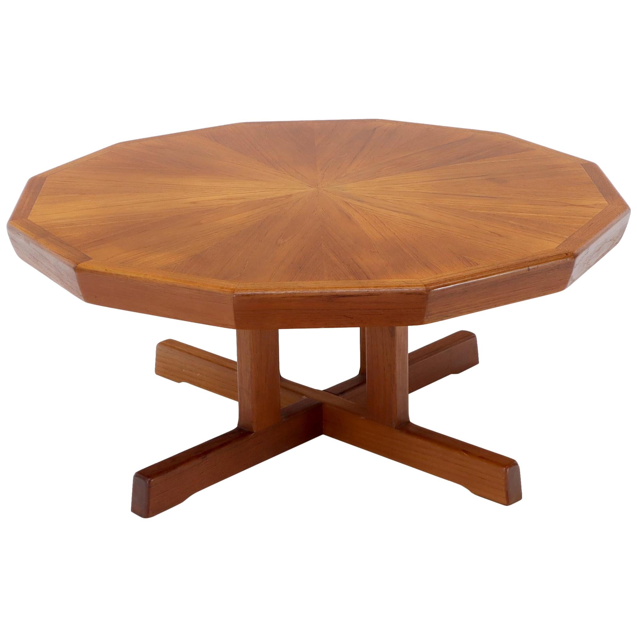 Tavolino da caffè danese con piano esagonale e pesante base a croce del Mid-Century Modern