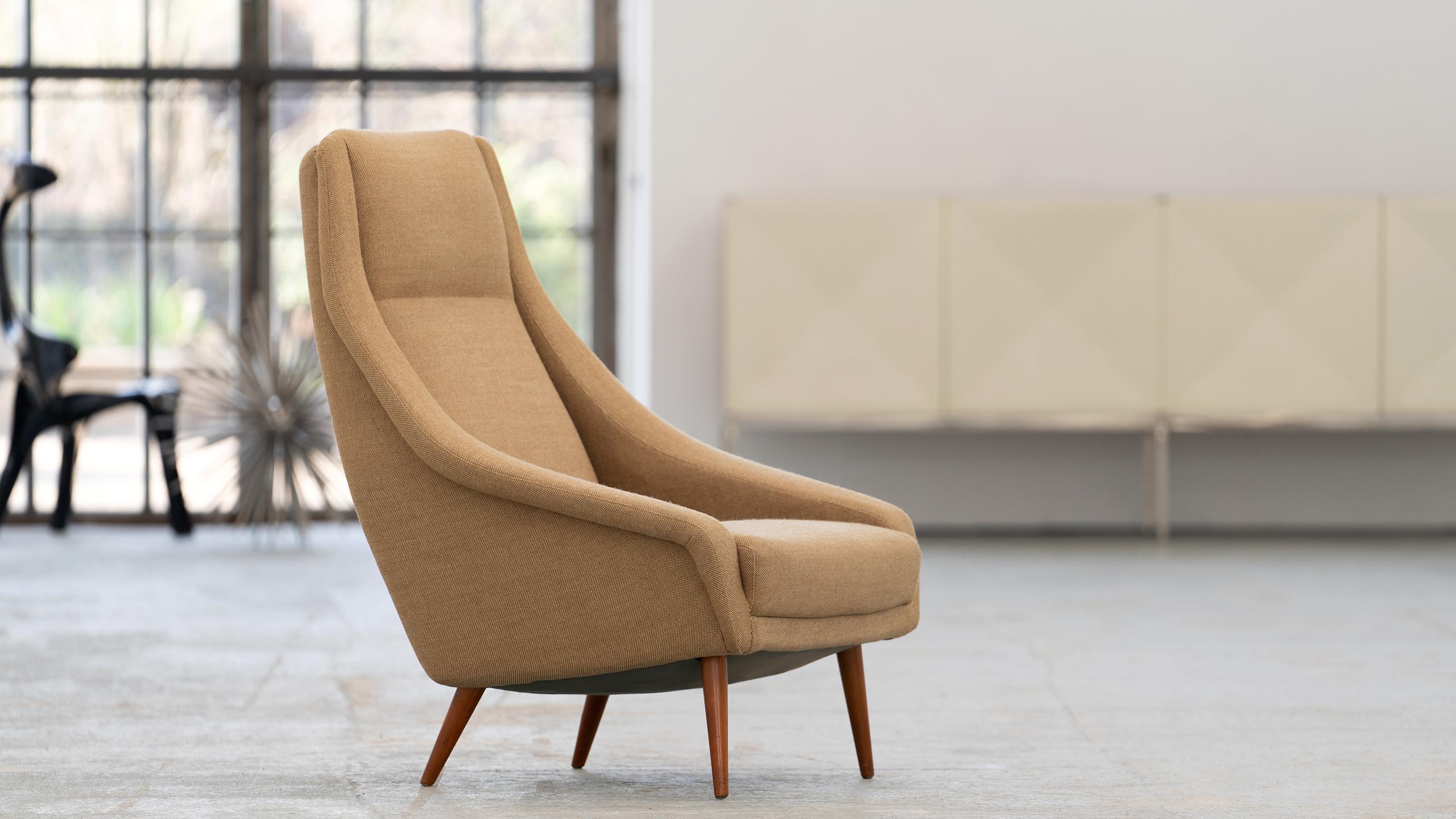 Hochlehner-Sessel in Hallingdal, gekauft 1965, Dänemark

Unglaublich bequemer und sehr gut erhaltener Highback Lounge Chair - er wurde 1965 in Dänemark gekauft. 
Der Stuhl stammt aus einer Industrievilla (siehe Foto), für deren Möbel alle Stücke