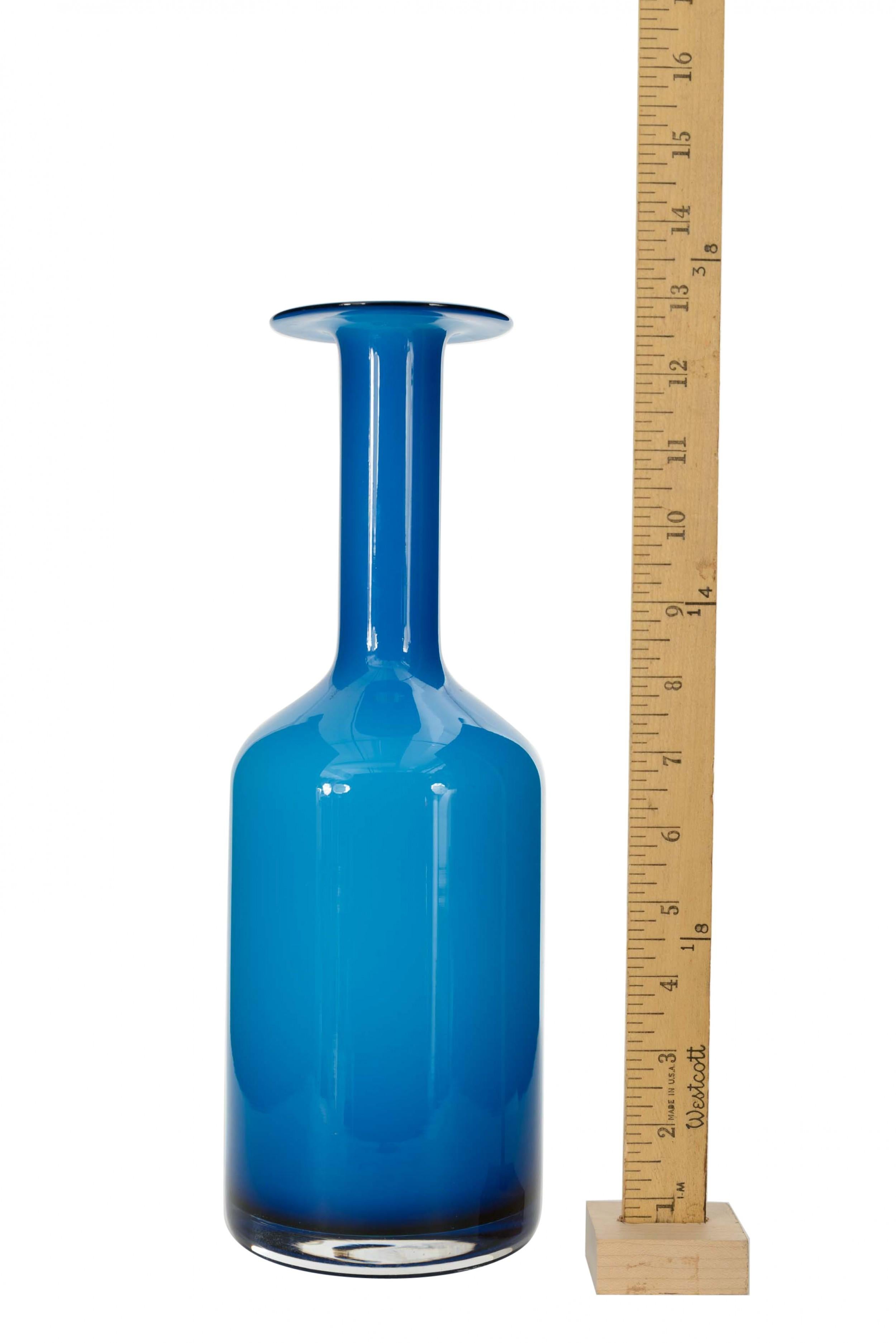 Vaso danese a forma di bottiglia della metà del secolo scorso in vetro incamiciato turchese e bianco con un lungo collo cilindrico e un bordo largo e piatto (Gulvvase di OTTO BRAUER per Holmegaard)