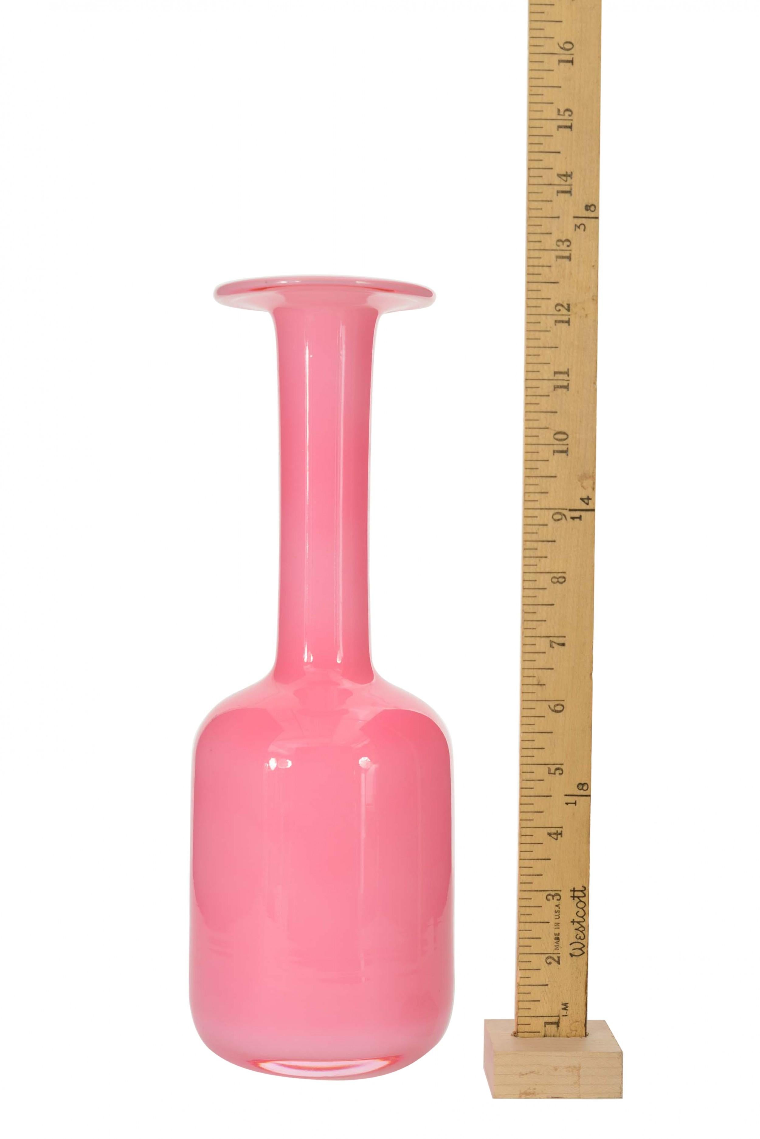 Vaso danese di metà secolo a forma di bottiglia in vetro rosa e bianco con un lungo collo cilindrico e un bordo largo e piatto (vaso 