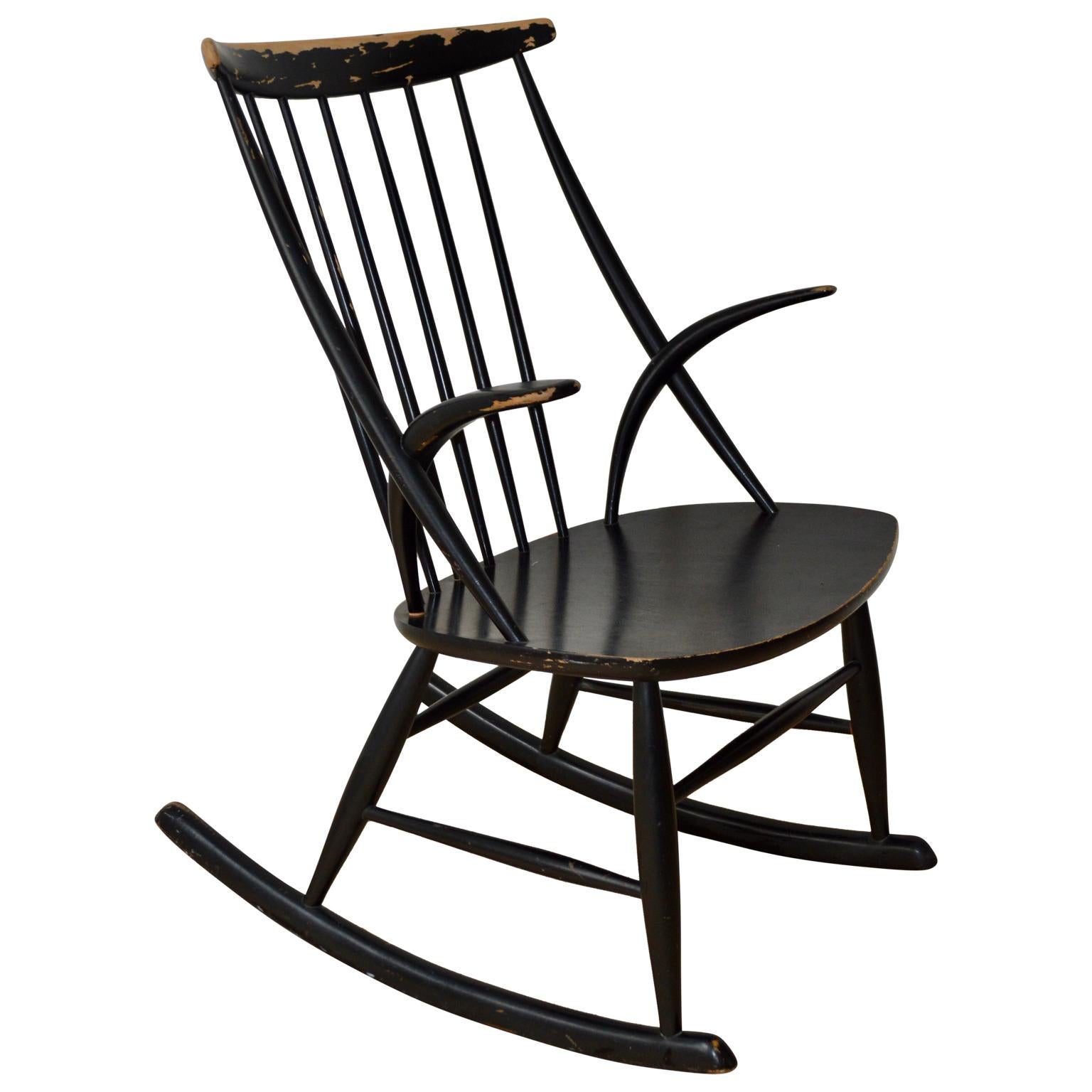 Sedia a dondolo Illum Wikkelsø No.3 laccata nera prodotta da Niels Eilersen. Progettato nel 1958. Schienale a fuso con caratteristici braccioli corti e curvi. Questo dondolo è in ottime condizioni vintage con un'usura commisurata all'età. Con