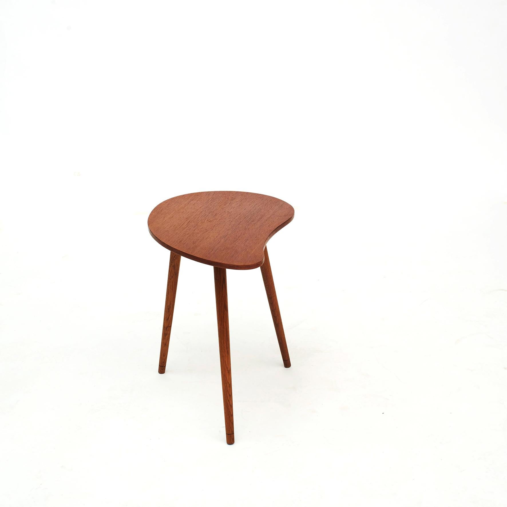 Side table, Danish design.
Kidney-shaped table top in teak, resting on three long tapered oak legs.
Denmark ca. 1960.
