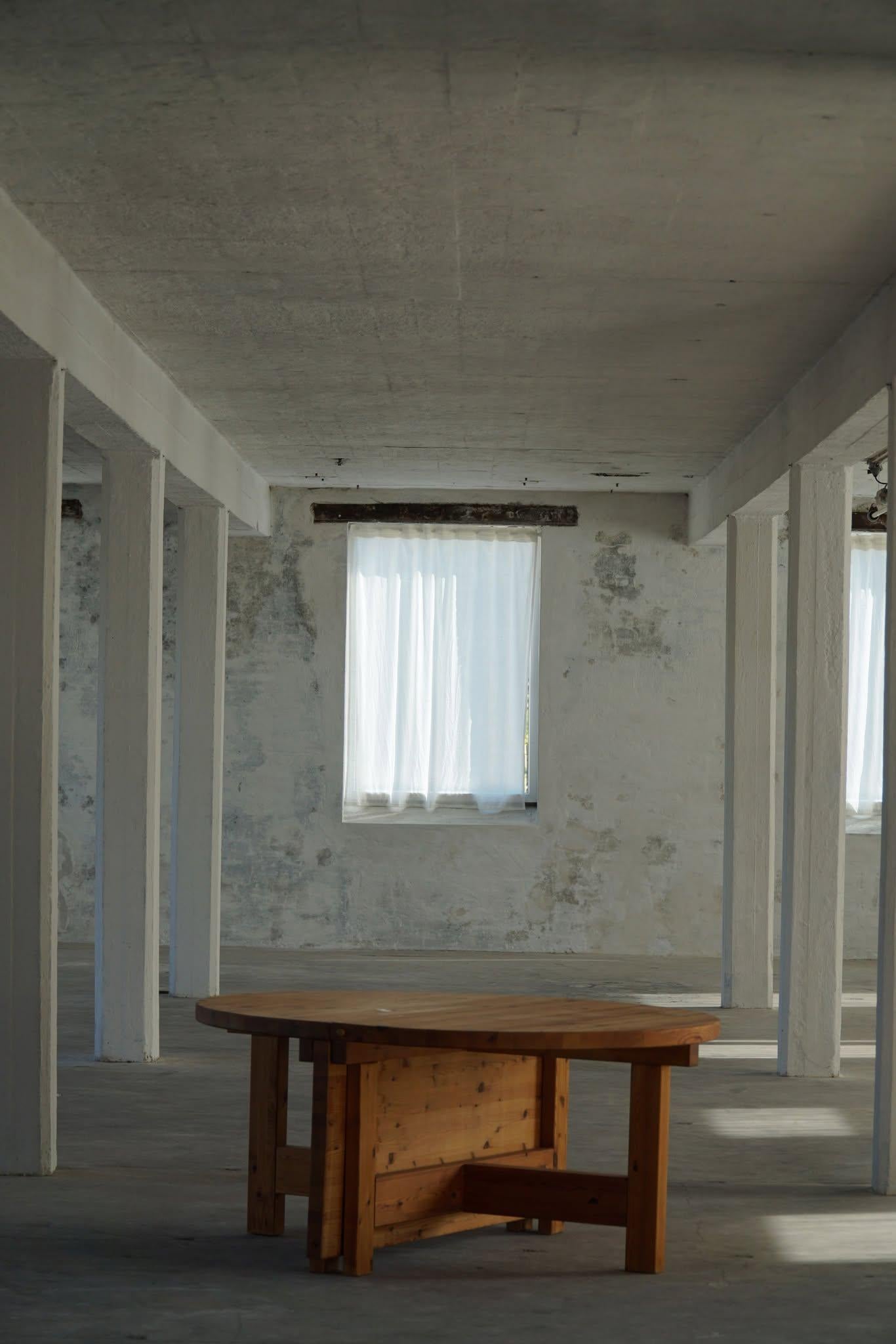 Cette table extensible danoise moderne du milieu du siècle est fabriquée en pin massif et présente une patine chaude et riche qui met en valeur son grain de bois naturel. Fabriqué dans les années 1970 et conçu par Tage Poulsen pour Gramrode Møbler