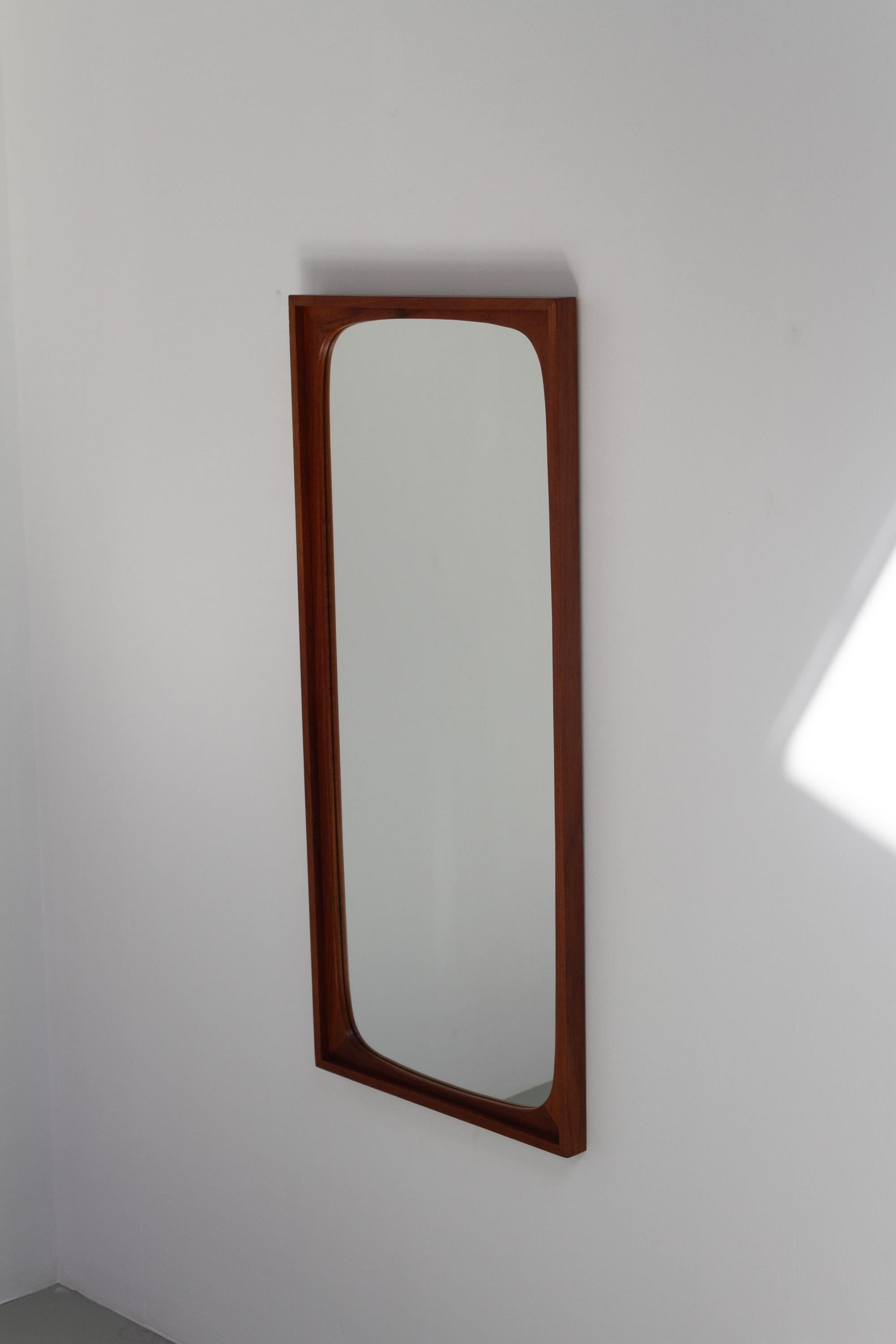 Grande specchio danese in teak della metà del secolo scorso, anni '60. in vendita 3