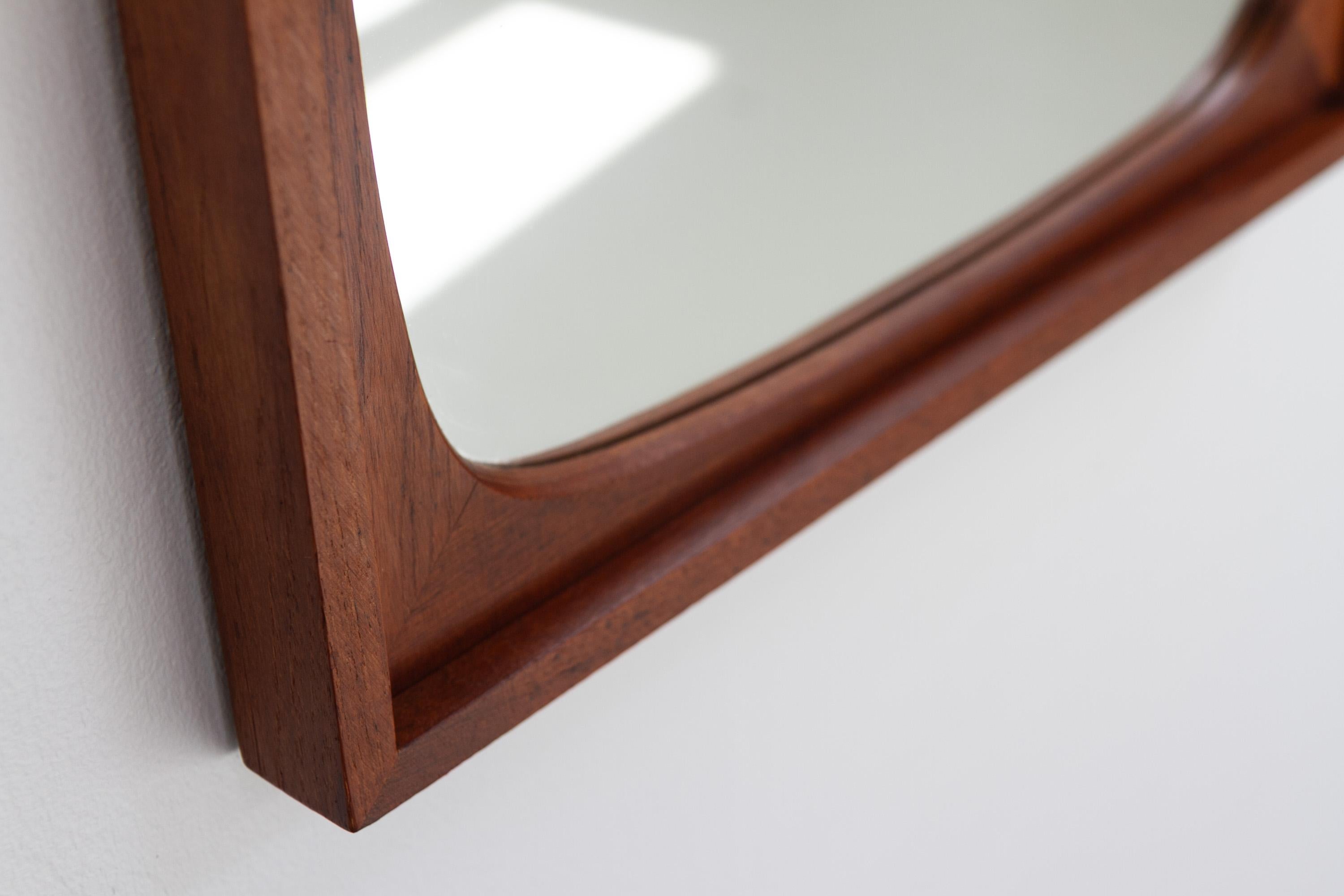 Grande specchio danese in teak della metà del secolo scorso, anni '60. in vendita 5