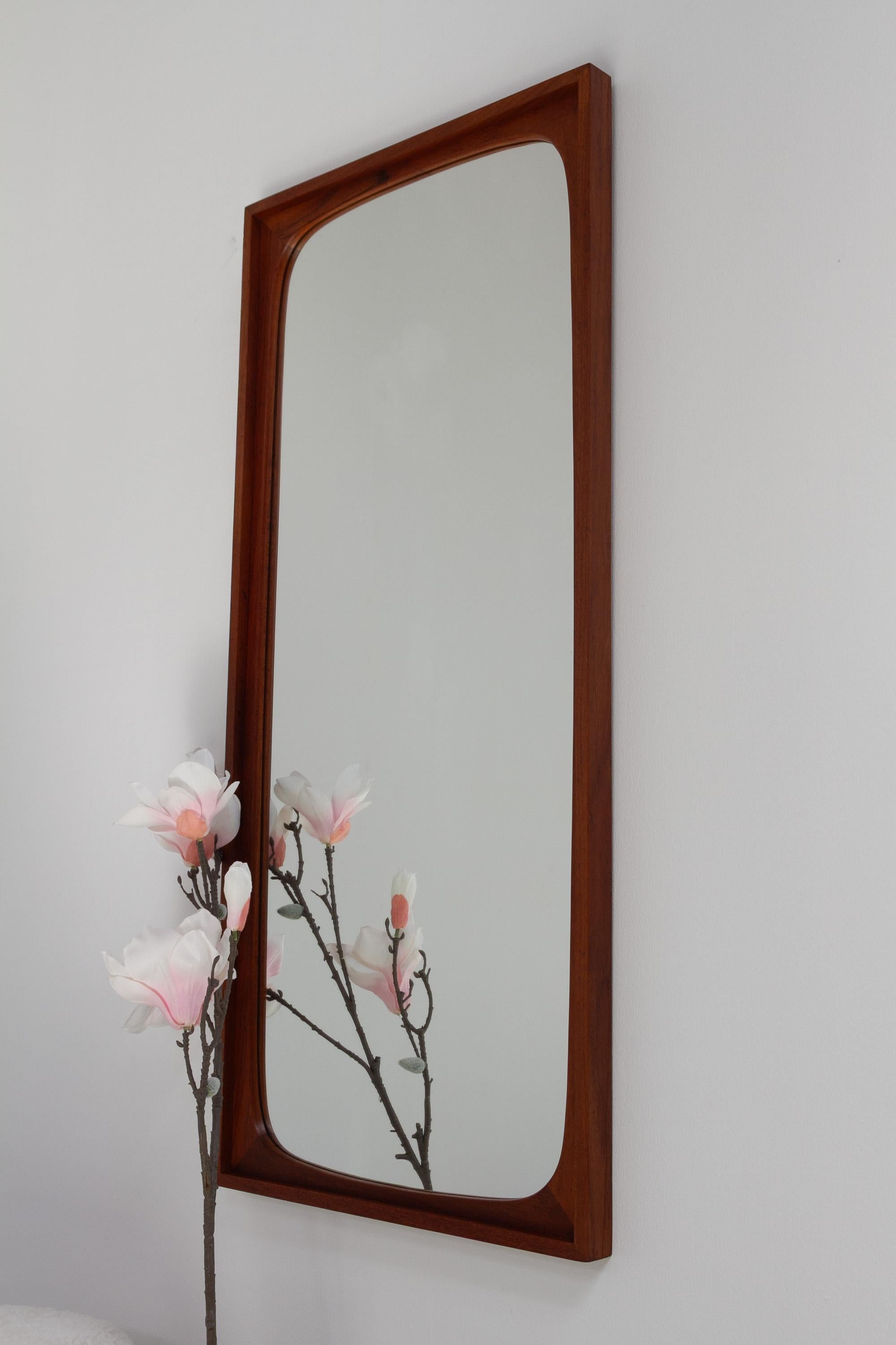Grande specchio danese in teak della metà del secolo scorso, anni '60. in vendita 9