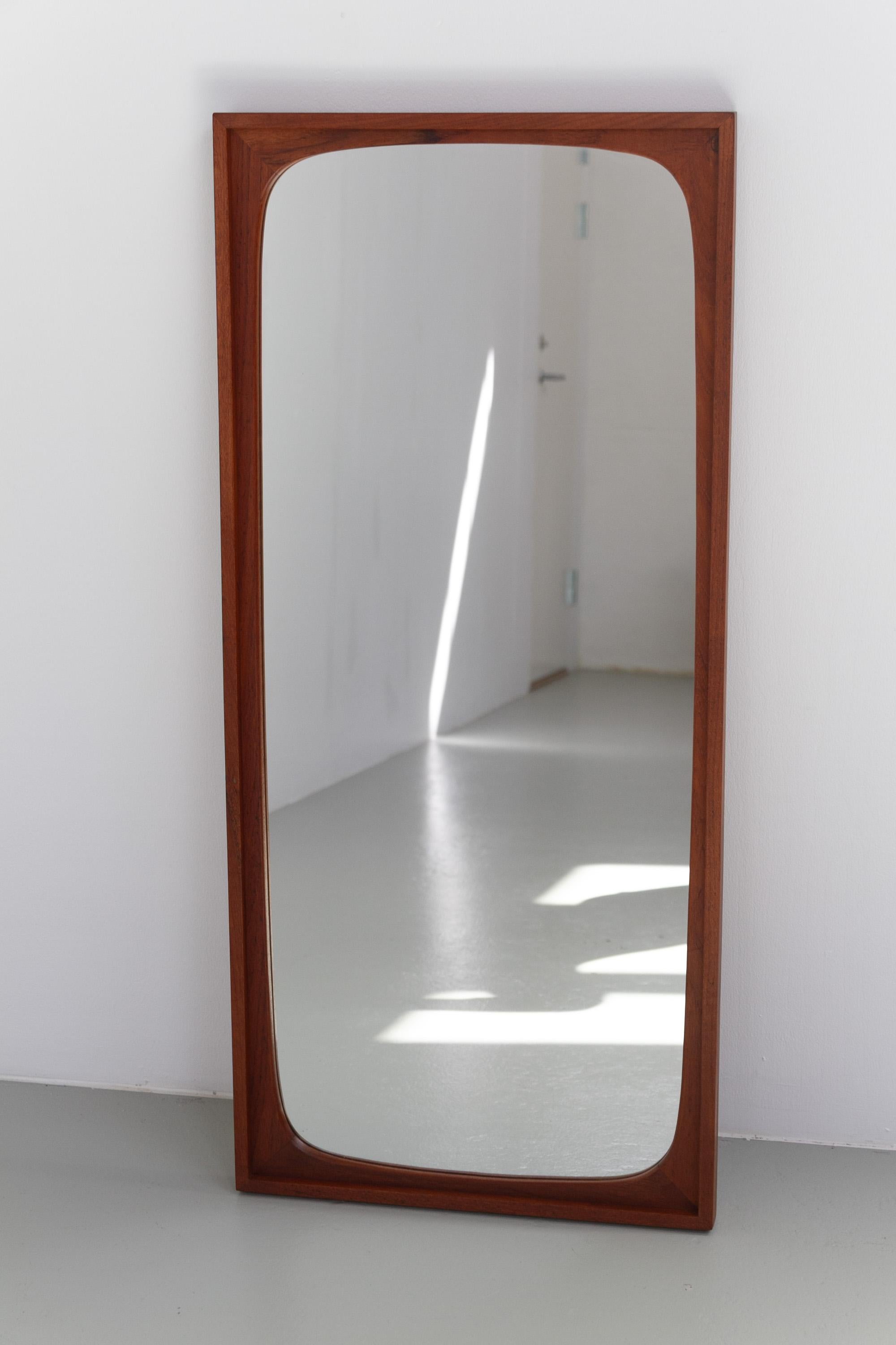 Grande specchio danese in teak della metà del secolo scorso, anni '60.

Grande specchio rettangolare con cornice in teak massiccio. Realizzato in Danimarca negli anni '60. Interno del telaio con angoli arrotondati e giunzioni a mitria.
Uno specchio