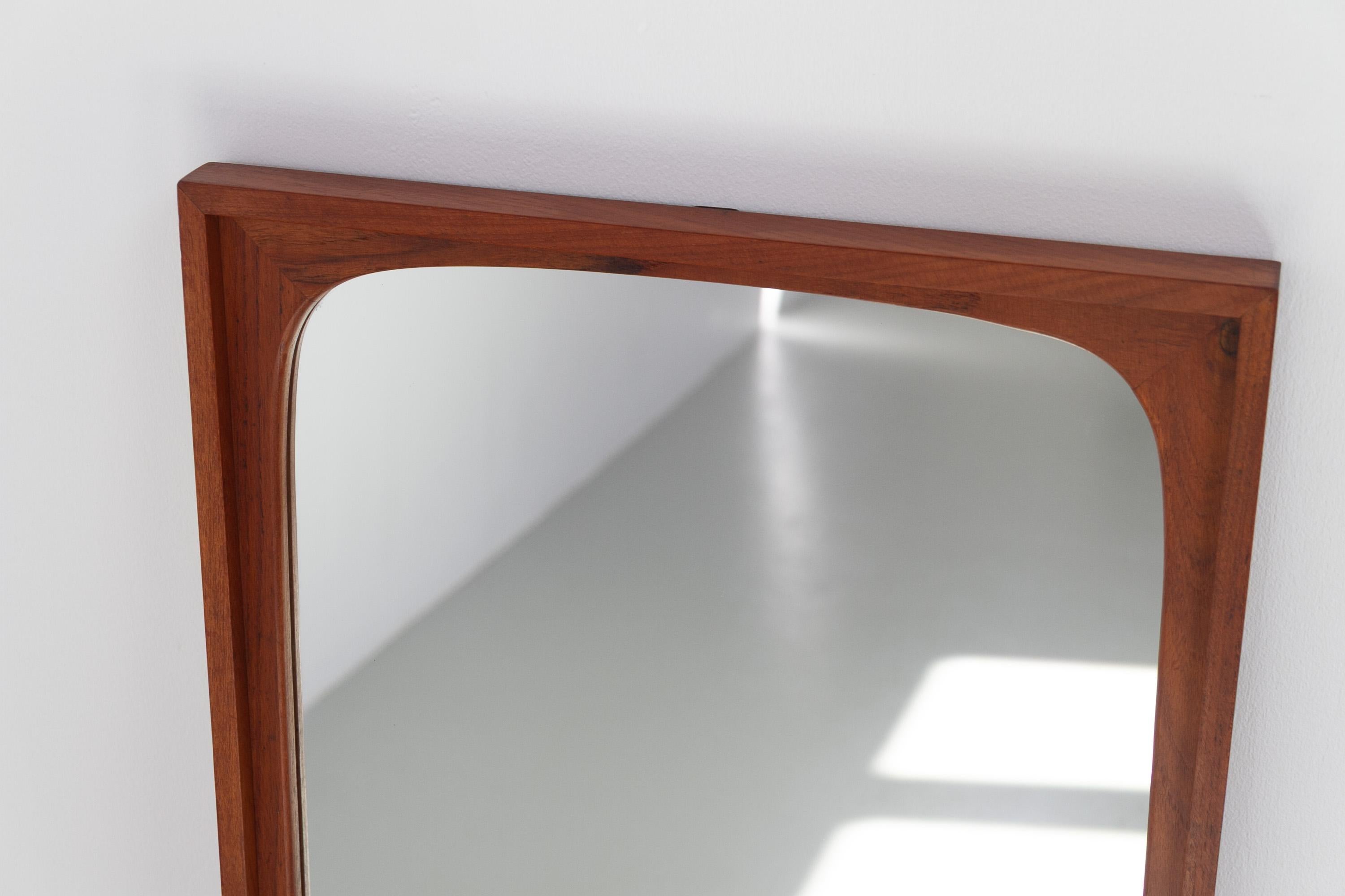 Grande specchio danese in teak della metà del secolo scorso, anni '60. In condizioni buone in vendita a Asaa, DK
