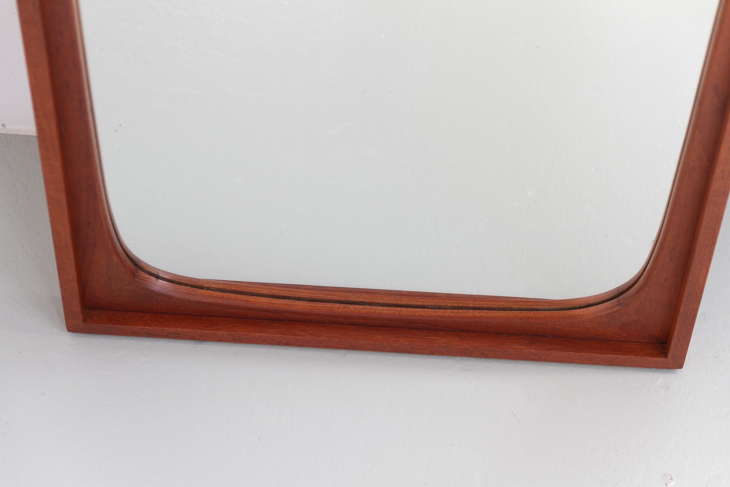 Metà XX secolo Grande specchio danese in teak della metà del secolo scorso, anni '60. in vendita