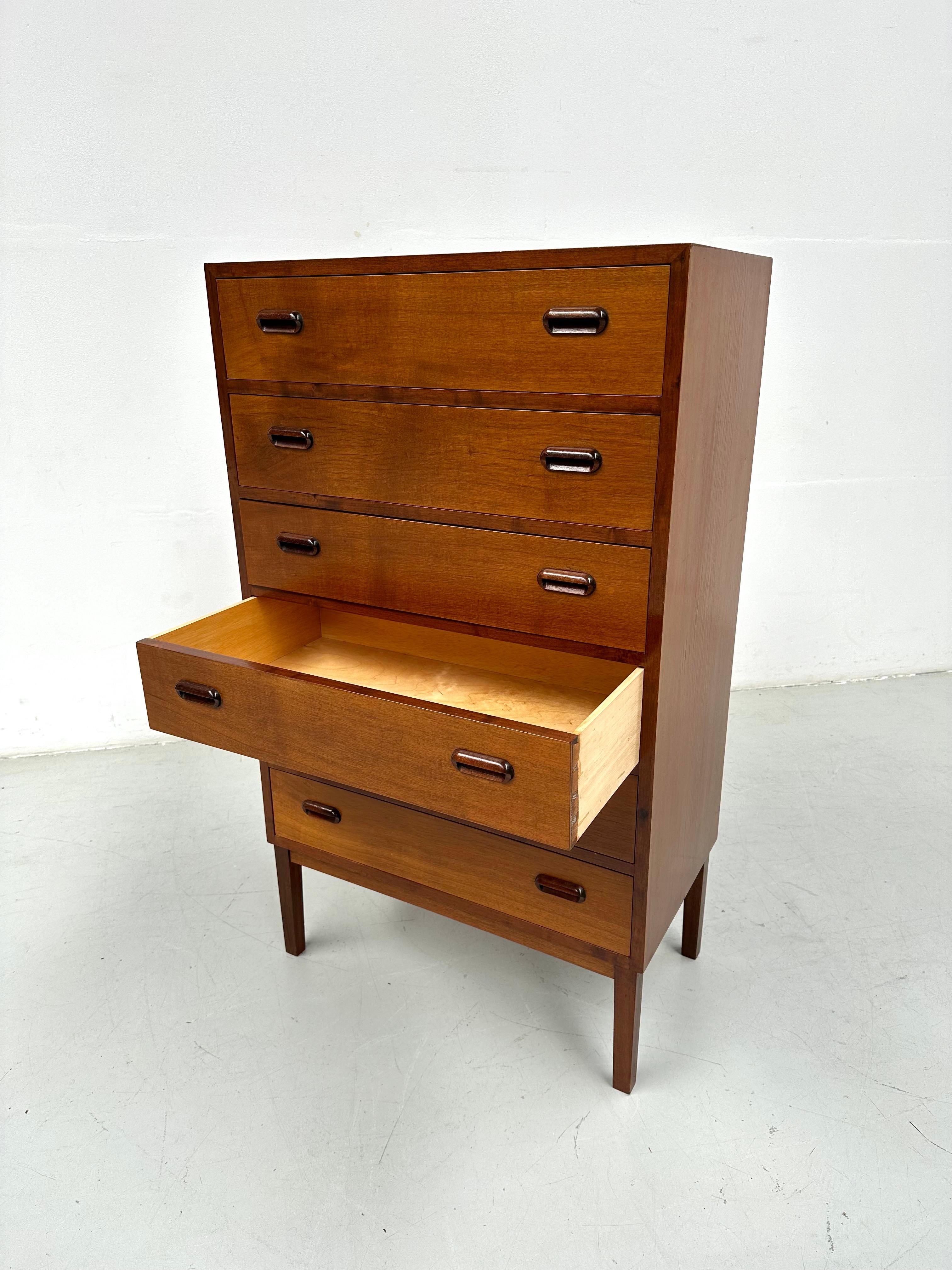 Danish Mid Century Modern Large Teak Refinished Dresser with 6 Drawers, 1960s. In Good Condition In Eindhoven, Noord Brabant
