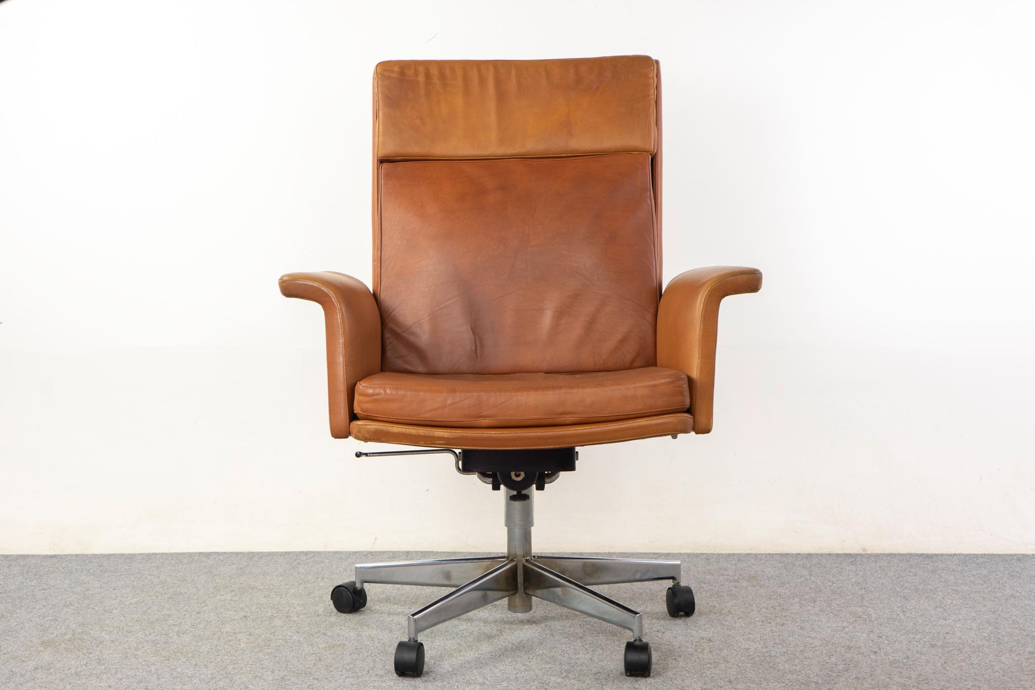 Fauteuil pivotant danois en cuir et métal, circa 1960. Cuir d'origine de couleur tabac avec une belle patine. Réglable en hauteur et en inclinaison, base pivotante avec roulettes à fonctionnement doux.
