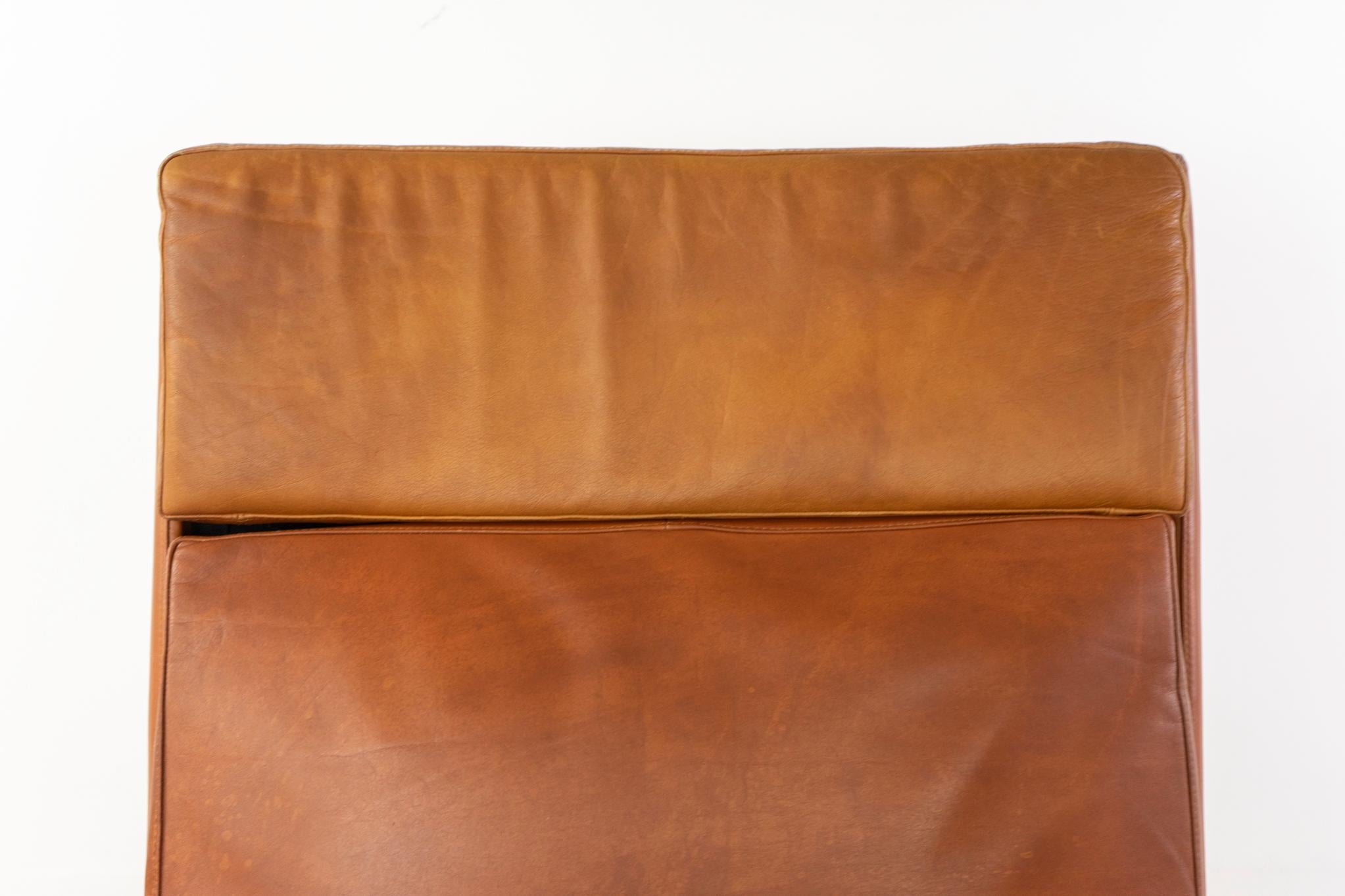 Scandinave moderne Chaise pivotante danoise en cuir et métal de style moderne du milieu du siècle en vente