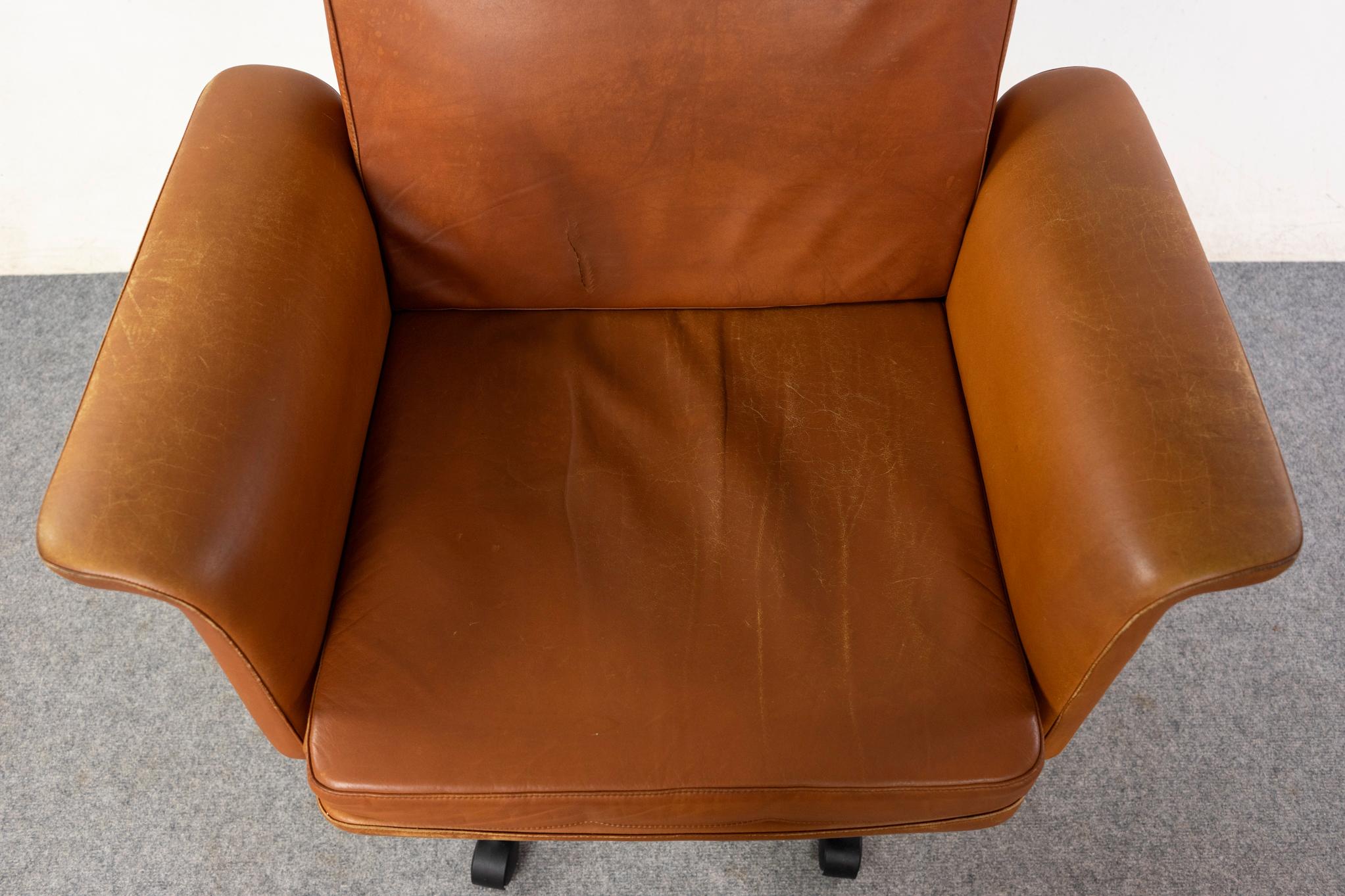 Chaise pivotante danoise en cuir et métal de style moderne du milieu du siècle Bon état - En vente à VANCOUVER, CA