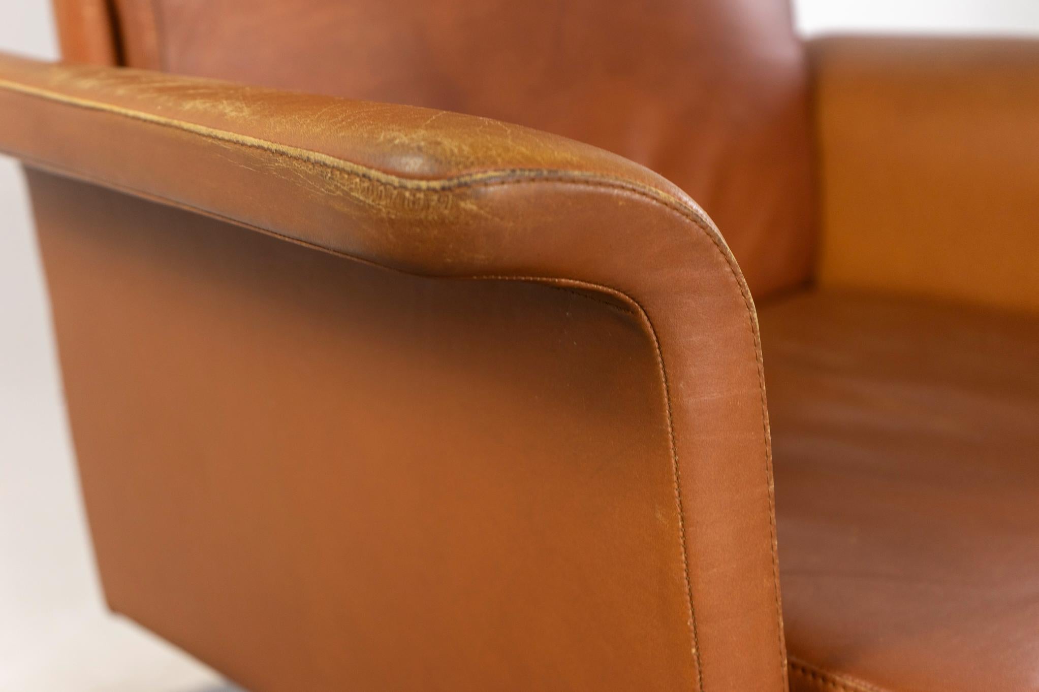 Fin du 20e siècle Chaise pivotante danoise en cuir et métal de style moderne du milieu du siècle en vente