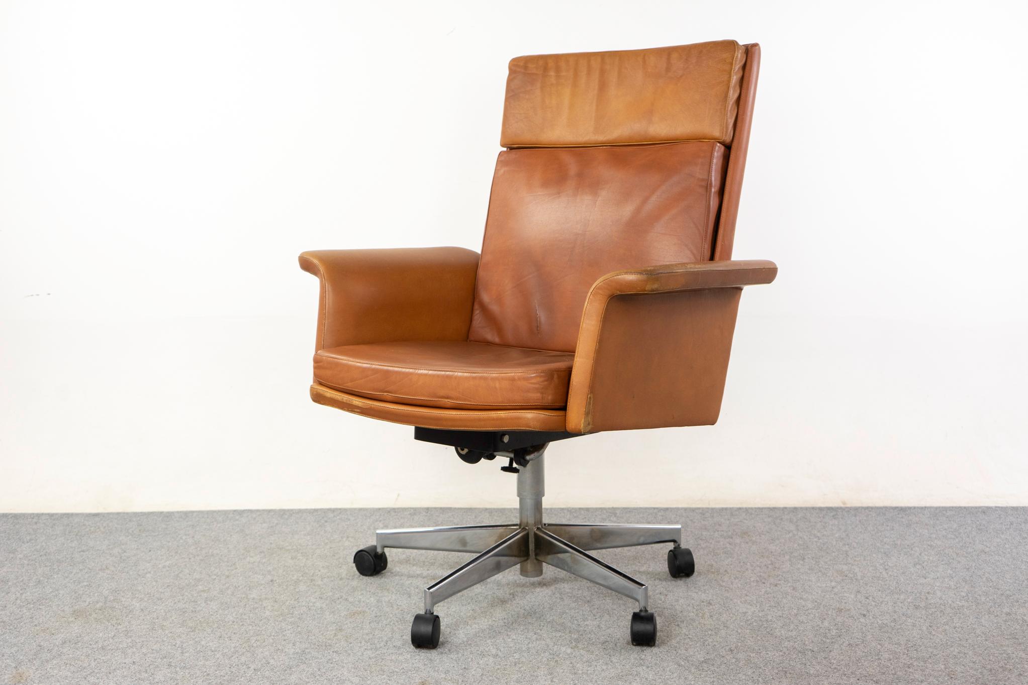 Chaise pivotante danoise en cuir et métal de style moderne du milieu du siècle en vente 1