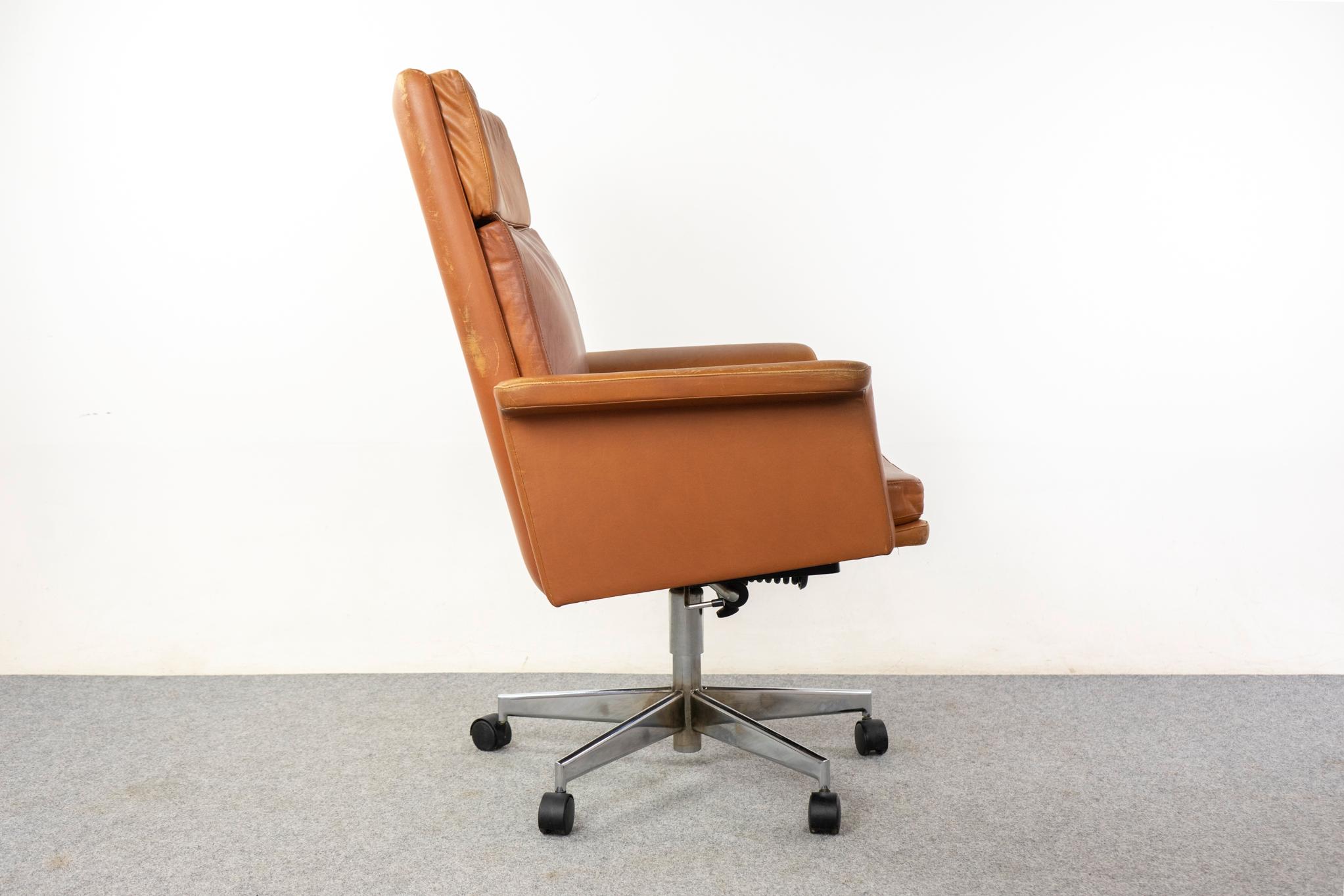 Chaise pivotante danoise en cuir et métal de style moderne du milieu du siècle en vente 2