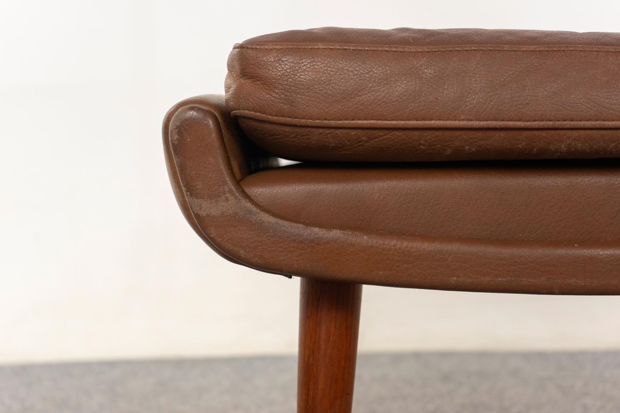 Reposapiés danés de cuero y teca moderno de mediados de siglo Escandinavo moderno en venta