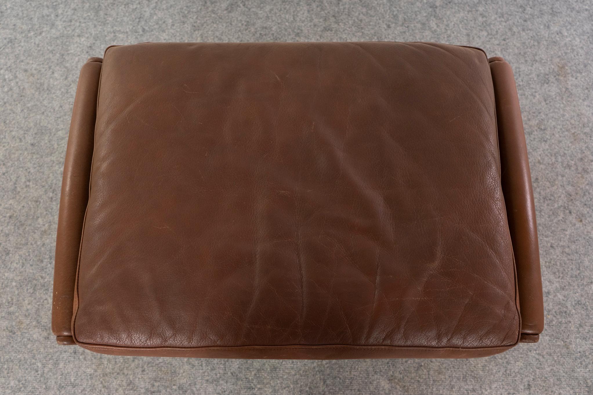 Reposapiés danés de cuero y teca moderno de mediados de siglo Danés en venta