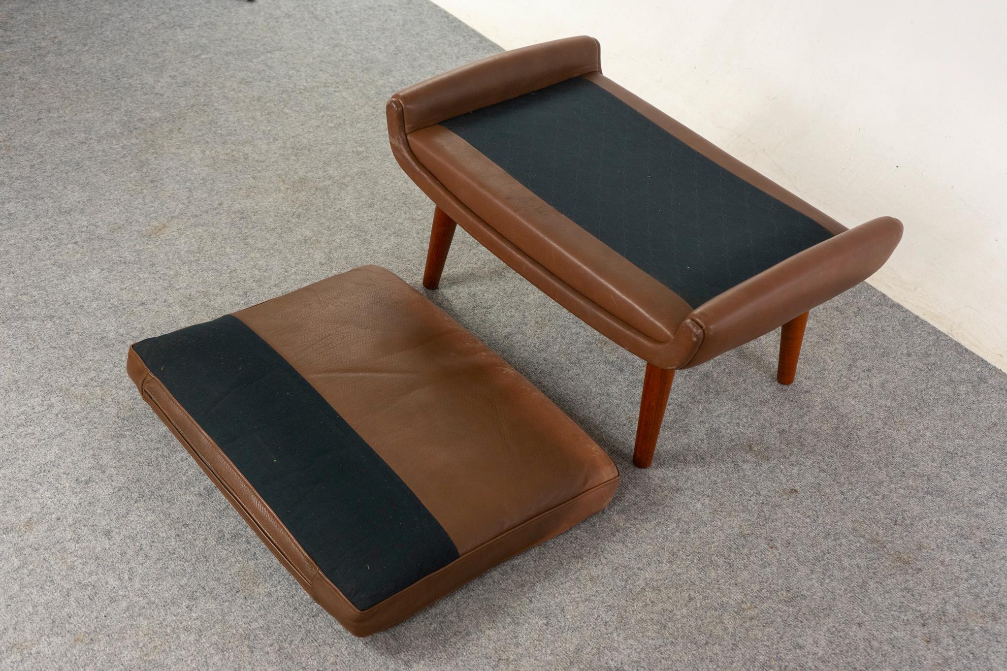 Reposapiés danés de cuero y teca moderno de mediados de siglo en venta 2