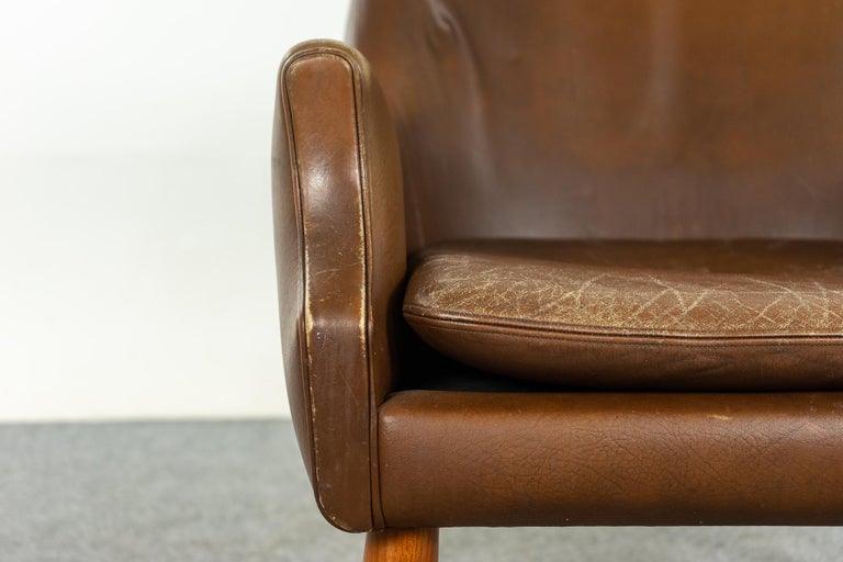 Danish Mid-Century Modern Leather & Teak Lounge Chair In Good Condition For Sale In VANCOUVER, CA