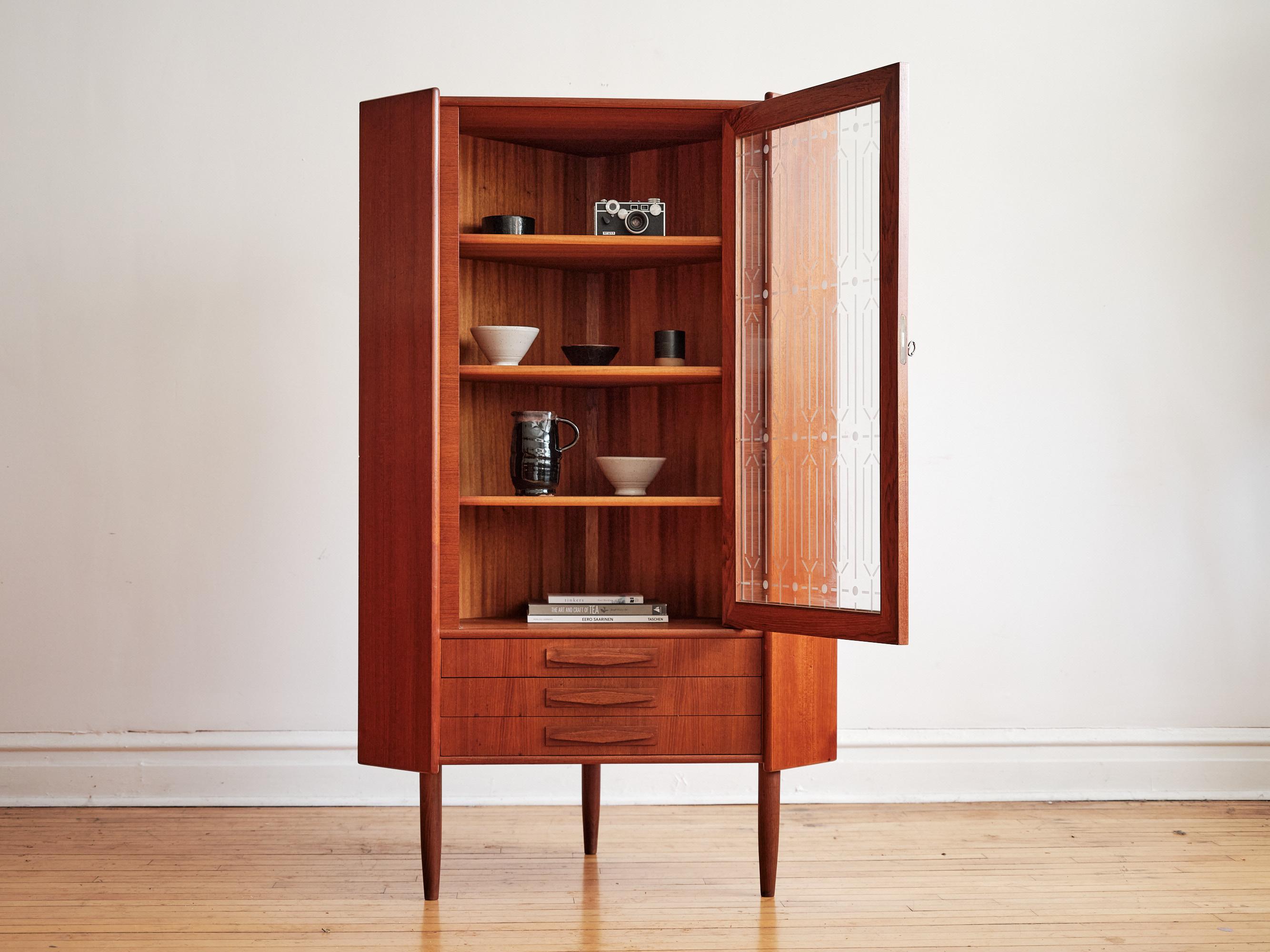 Danish Mid-Century Modern locking teakwood corner cabinet.
Just imported from Denmark!
Locking cabinet with etched glass.
Includes vintage key.
Three slim dovetailed drawers.
Excellent vintage condition - minor wear shown in