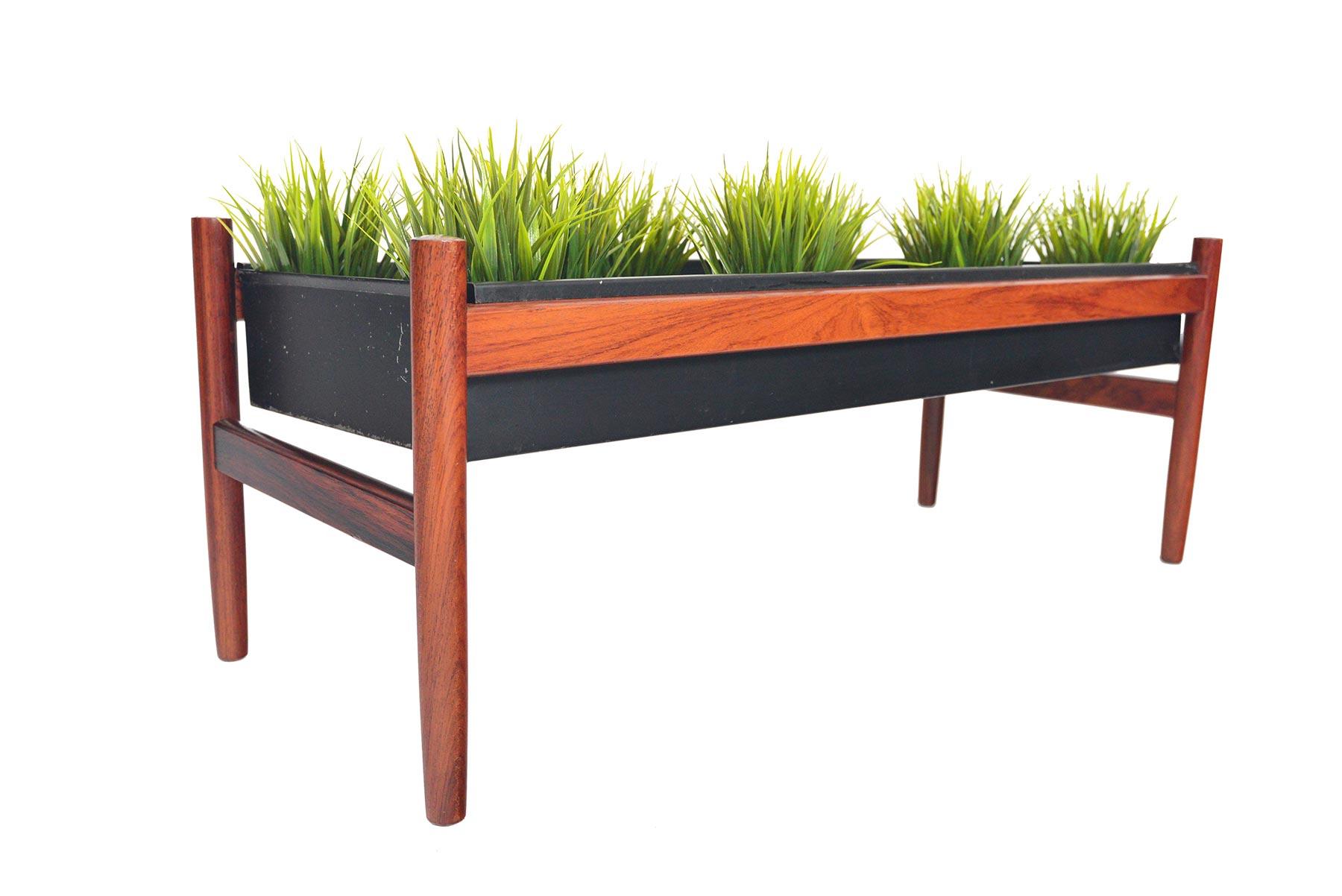 This long Danish modern planter is framed in Brazilian rosewood and holds an original black painted zinc liner. In excellent original condition.

