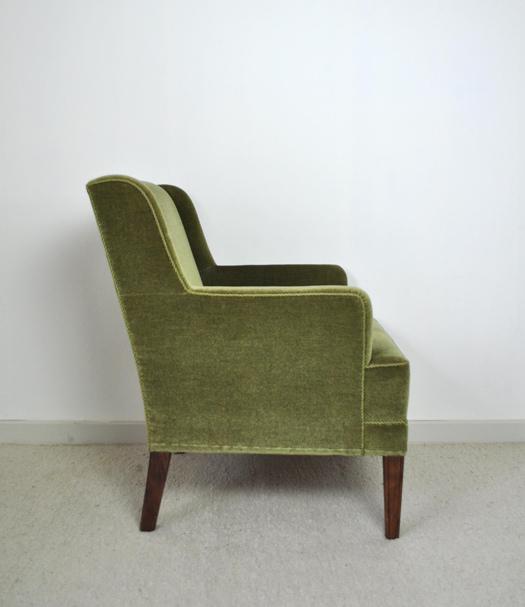 Classic Danish Mid-Century Modern lounge chair. Fine craftsmanship with simple and Fine lines. The chair is in a excellent condition.
