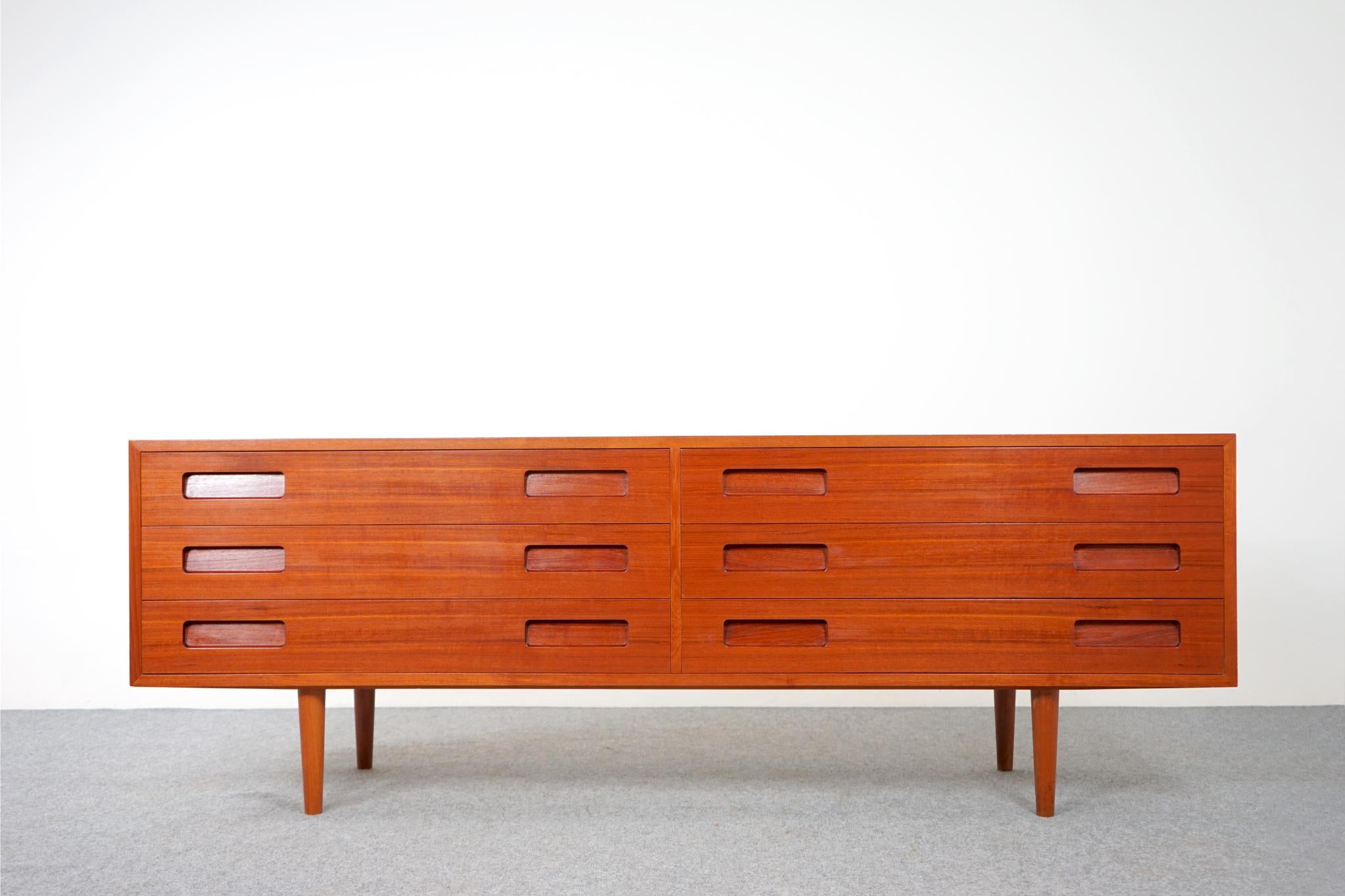 Teak Danish dresser by Hundevad & Co., circa 1960's. Rare early Hundevad six drawer dresser with solid wood edging and stunning book-matched veneer on all drawer faces. Dovetail construction and sleek, integrated horizontal drawer pulls, opens and