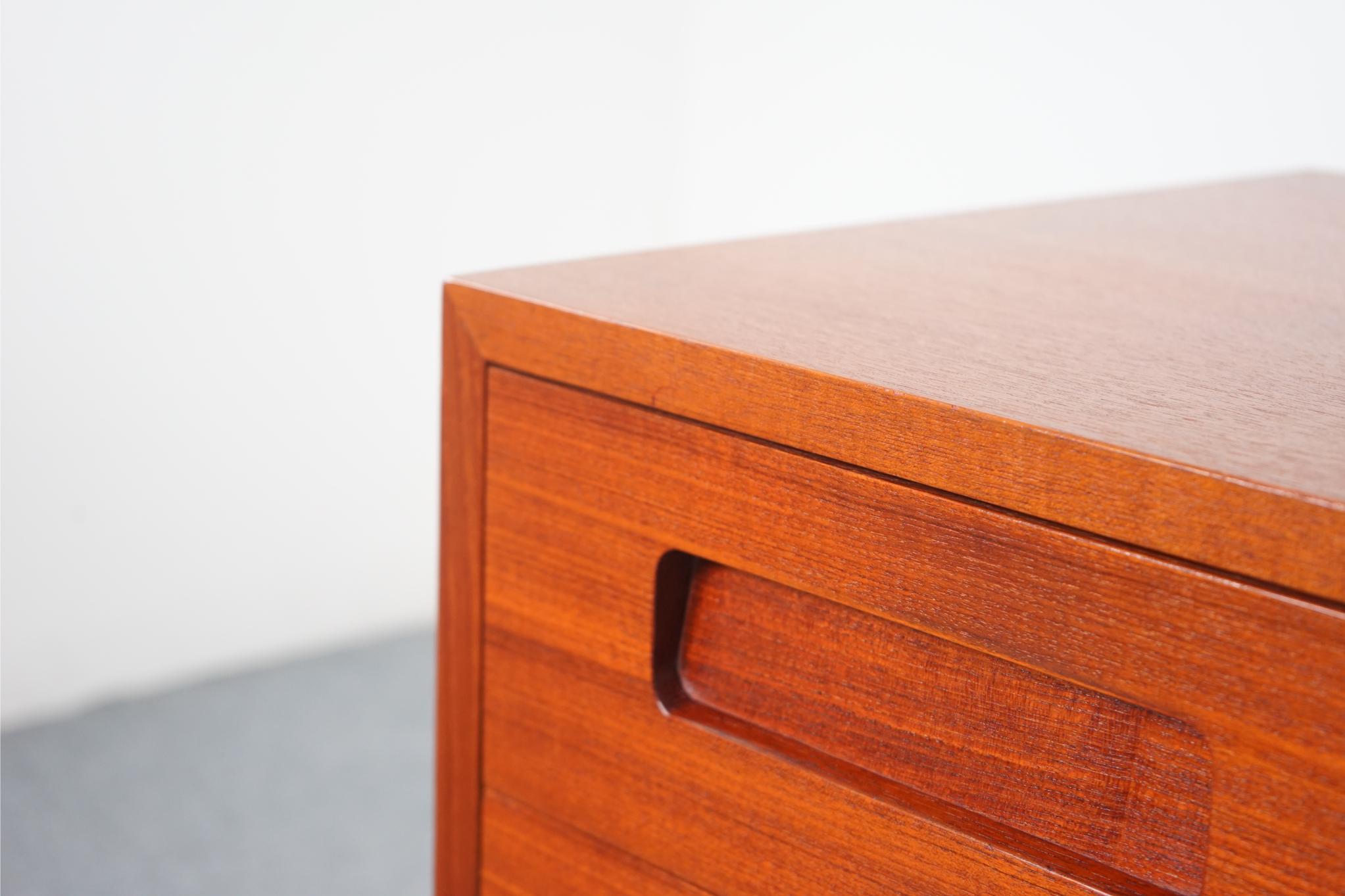 Danish Mid-Century Modern Low Long Six Drawer Teak Dresser, by Hundevad & Co. In Good Condition In VANCOUVER, CA