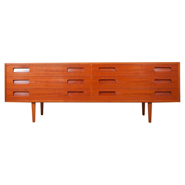Danish MidCentury Modern Low Long Six Drawer Teak Dresser, by Hundevad and Co. For Sale at 1stDibs