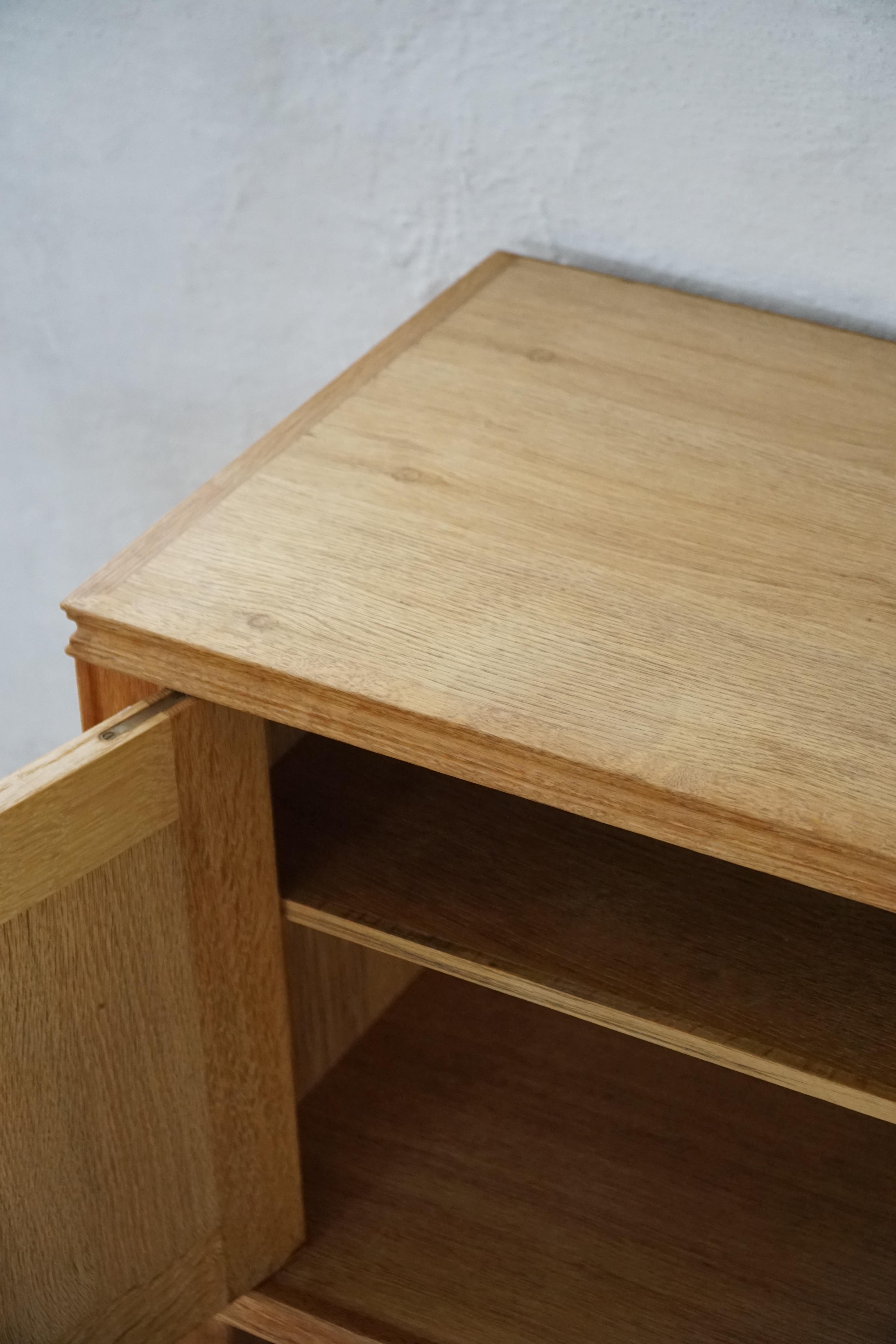 Danish Mid Century Modern, Low Rectangular Brutalist Sideboard in Oak, 1950s in vendita 3