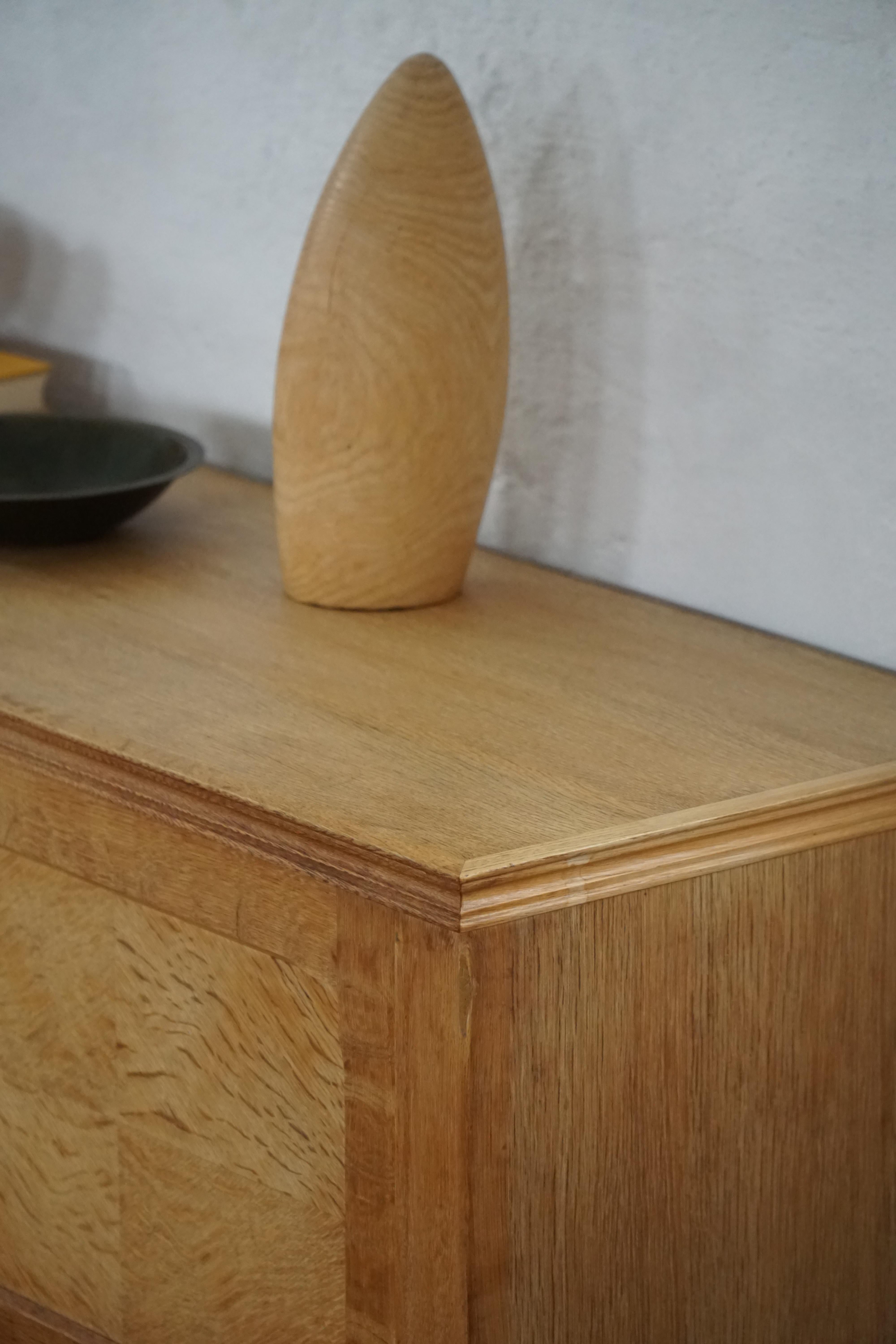 Danish Mid Century Modern, Low Rectangular Brutalist Sideboard in Oak, 1950s in vendita 4