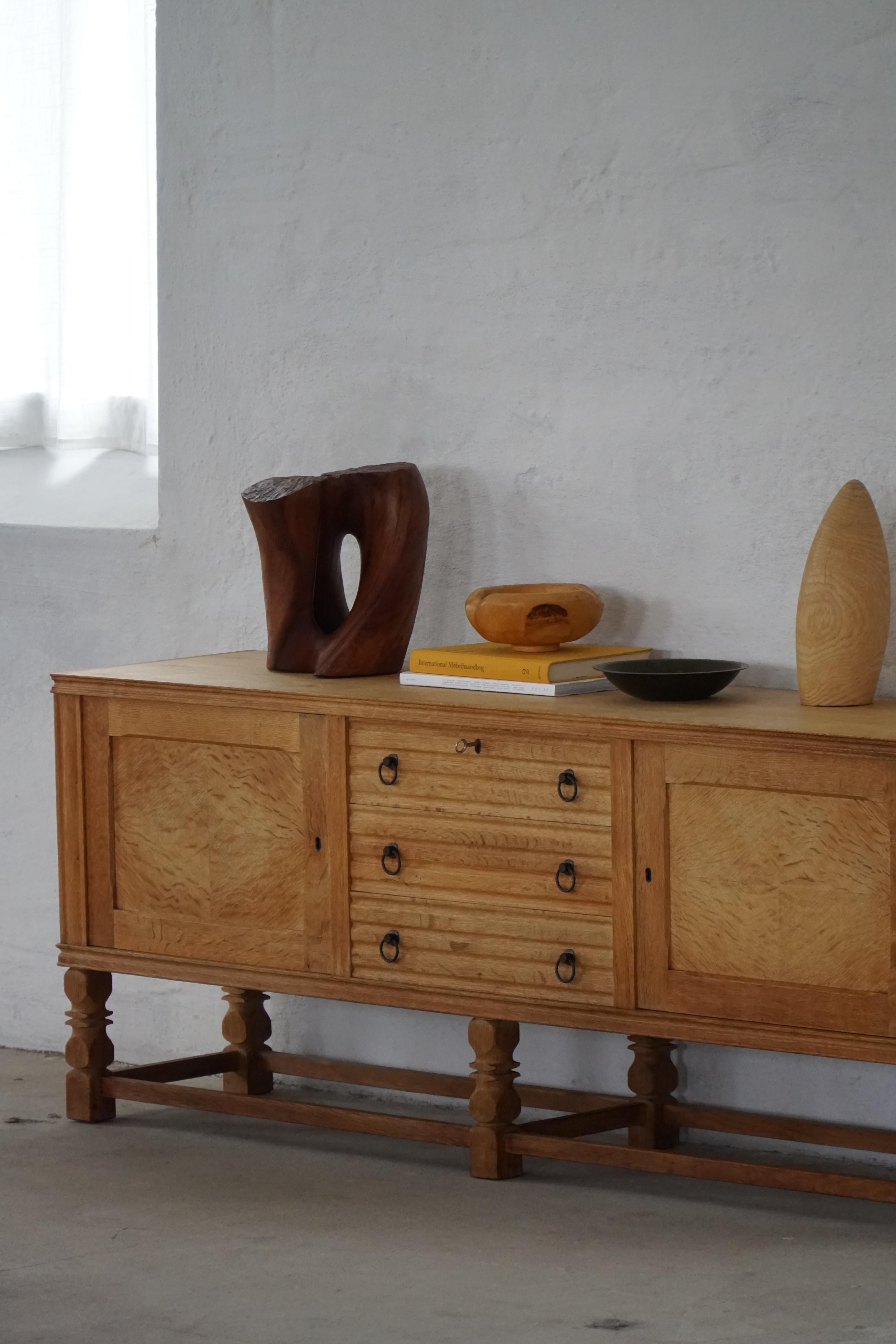 Danish Mid Century Modern, Low Rectangular Brutalist Sideboard in Oak, 1950s in vendita 6