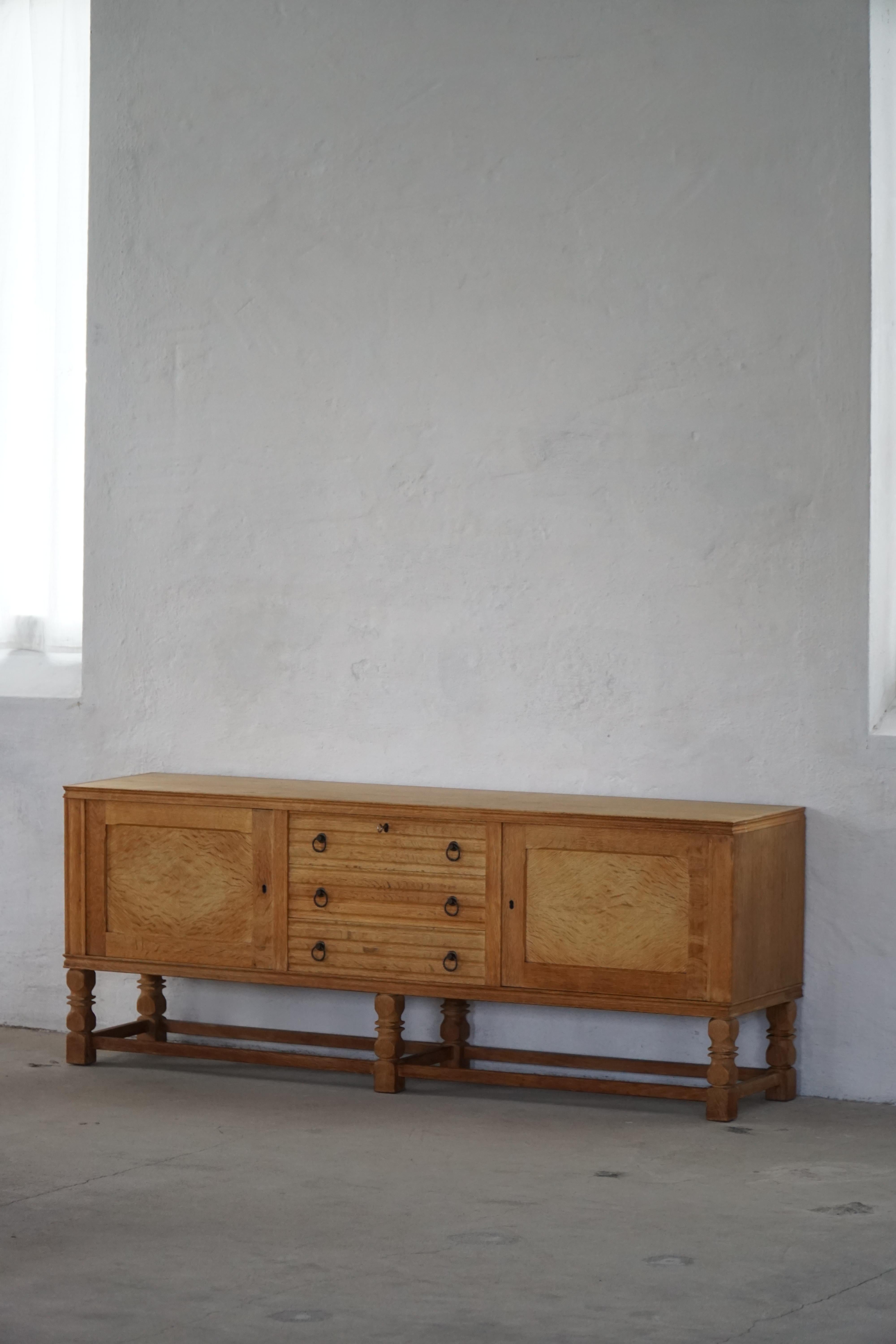 Danish Mid Century Modern, Low Rectangular Brutalist Sideboard in Oak, 1950s in vendita 7