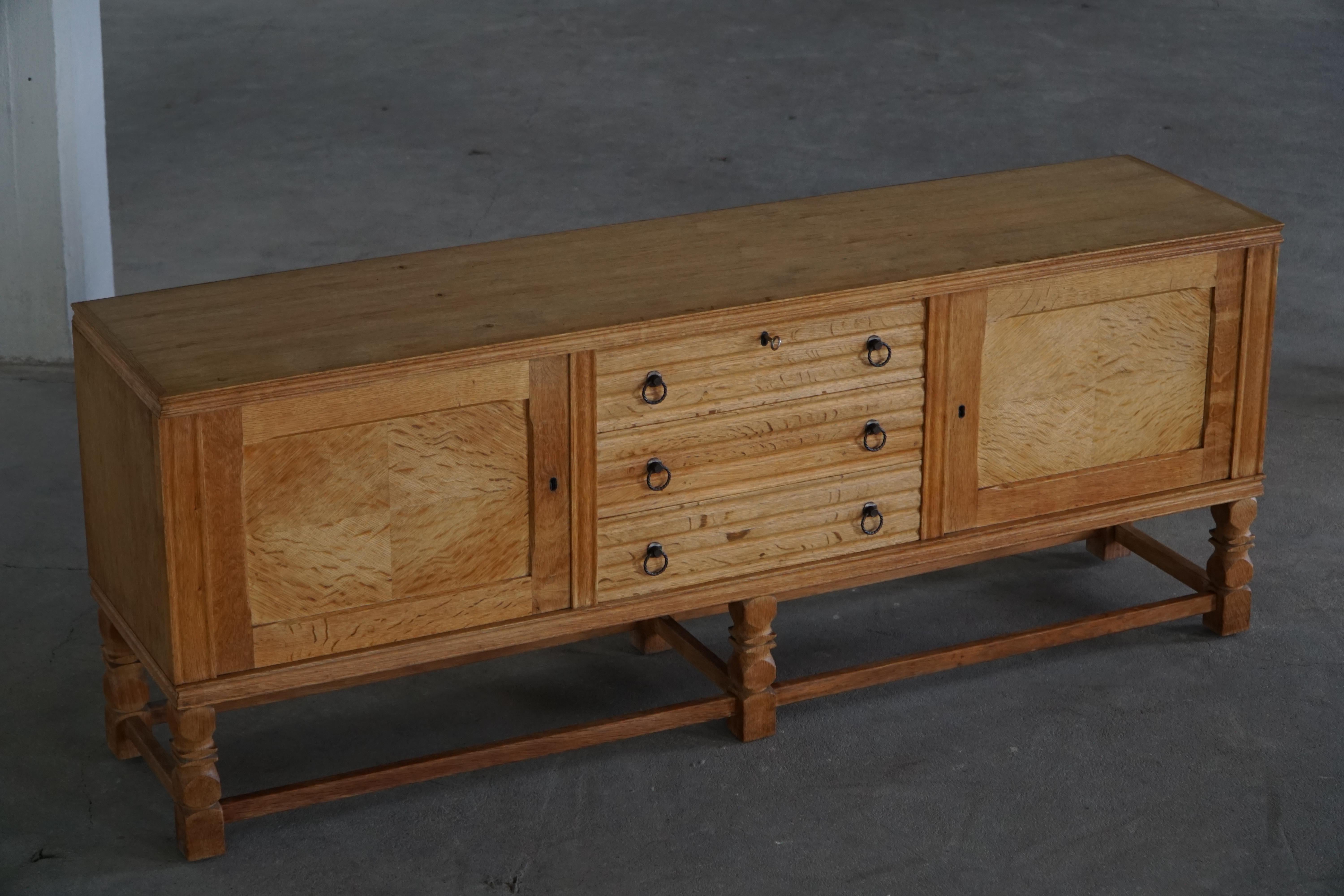 Danish Mid Century Modern, Low Rectangular Brutalist Sideboard in Oak, 1950s in vendita 8