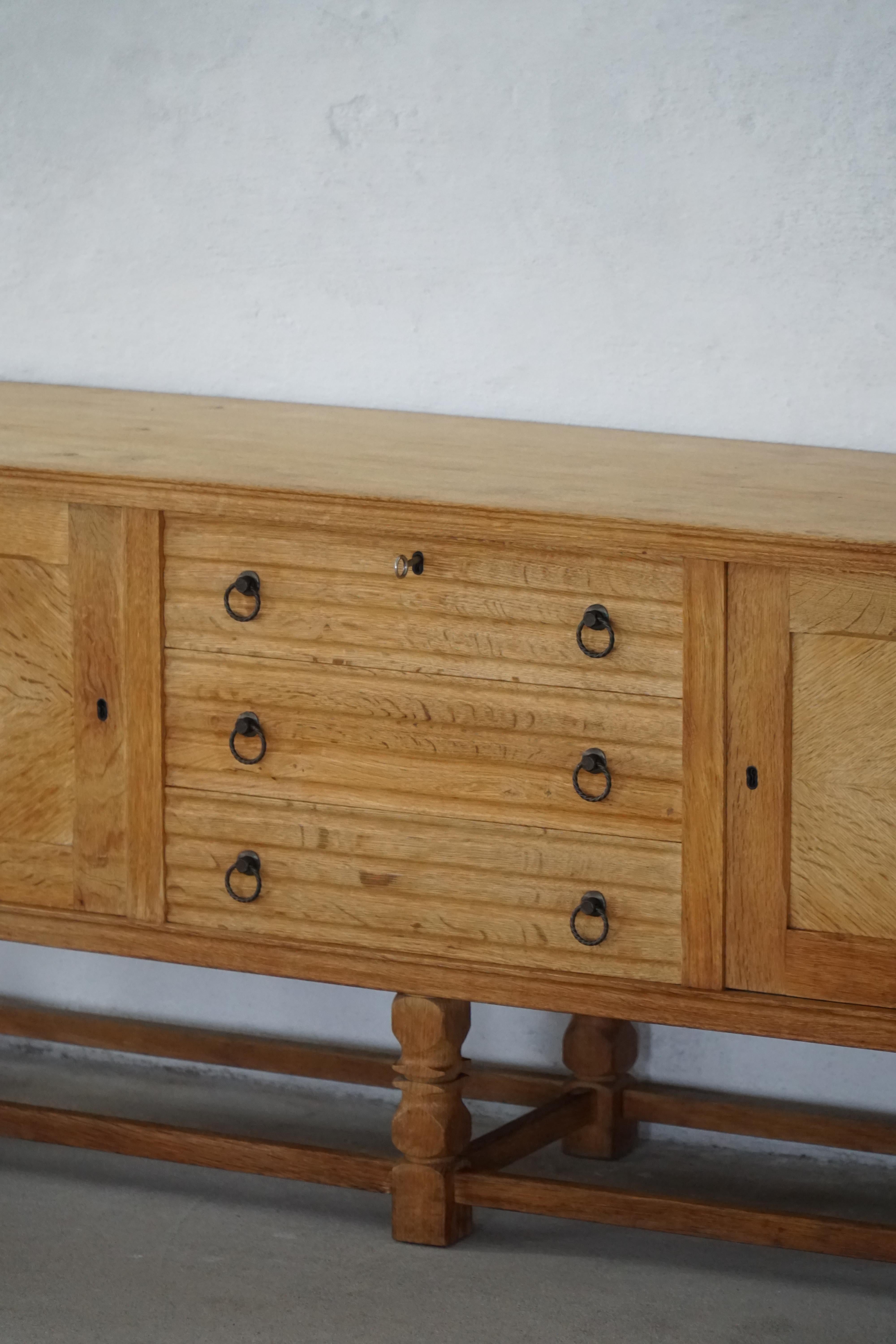 Danish Mid Century Modern, Low Rectangular Brutalist Sideboard in Oak, 1950s in vendita 10