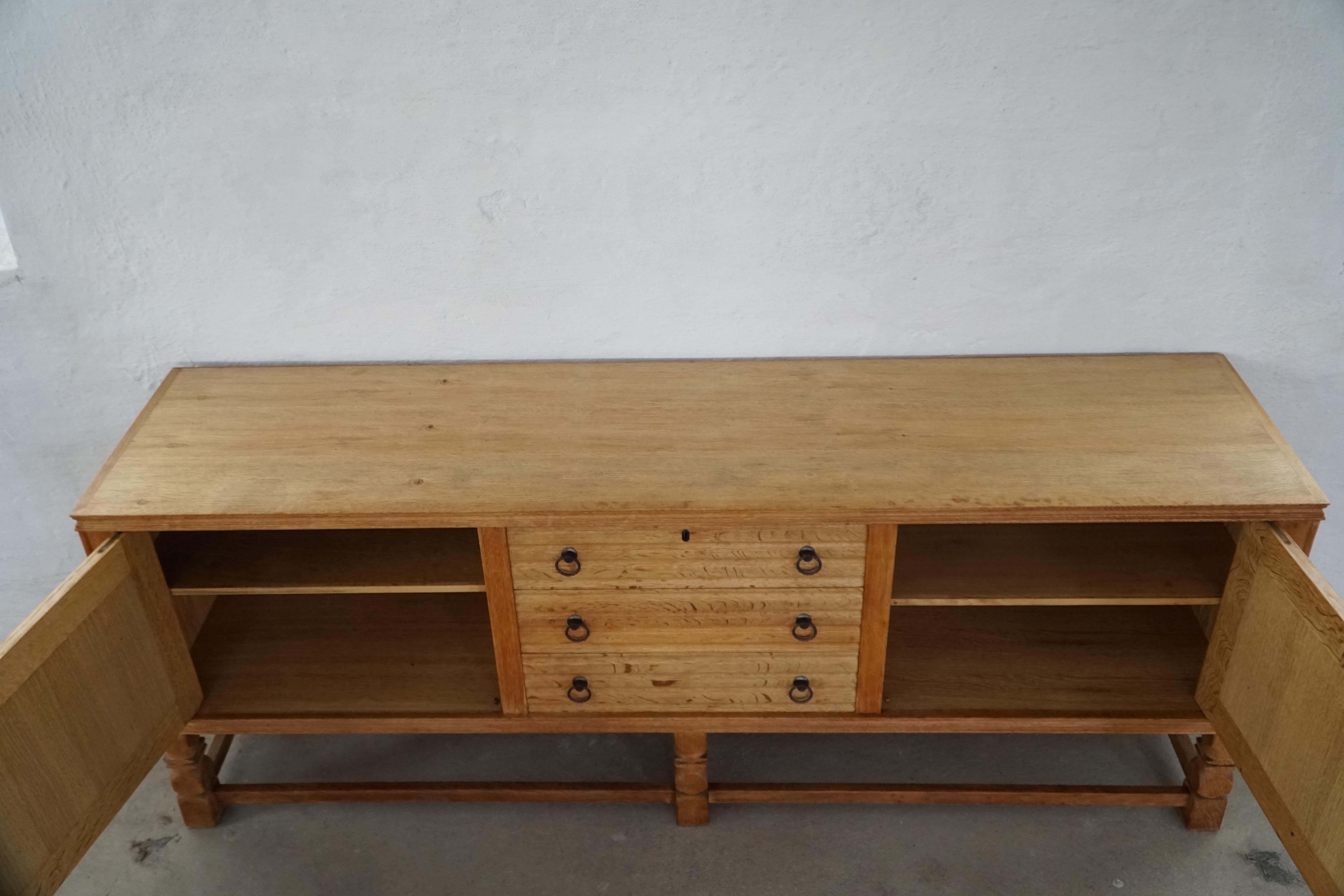 Danish Mid Century Modern, Low Rectangular Brutalist Sideboard in Oak, 1950s in vendita 11