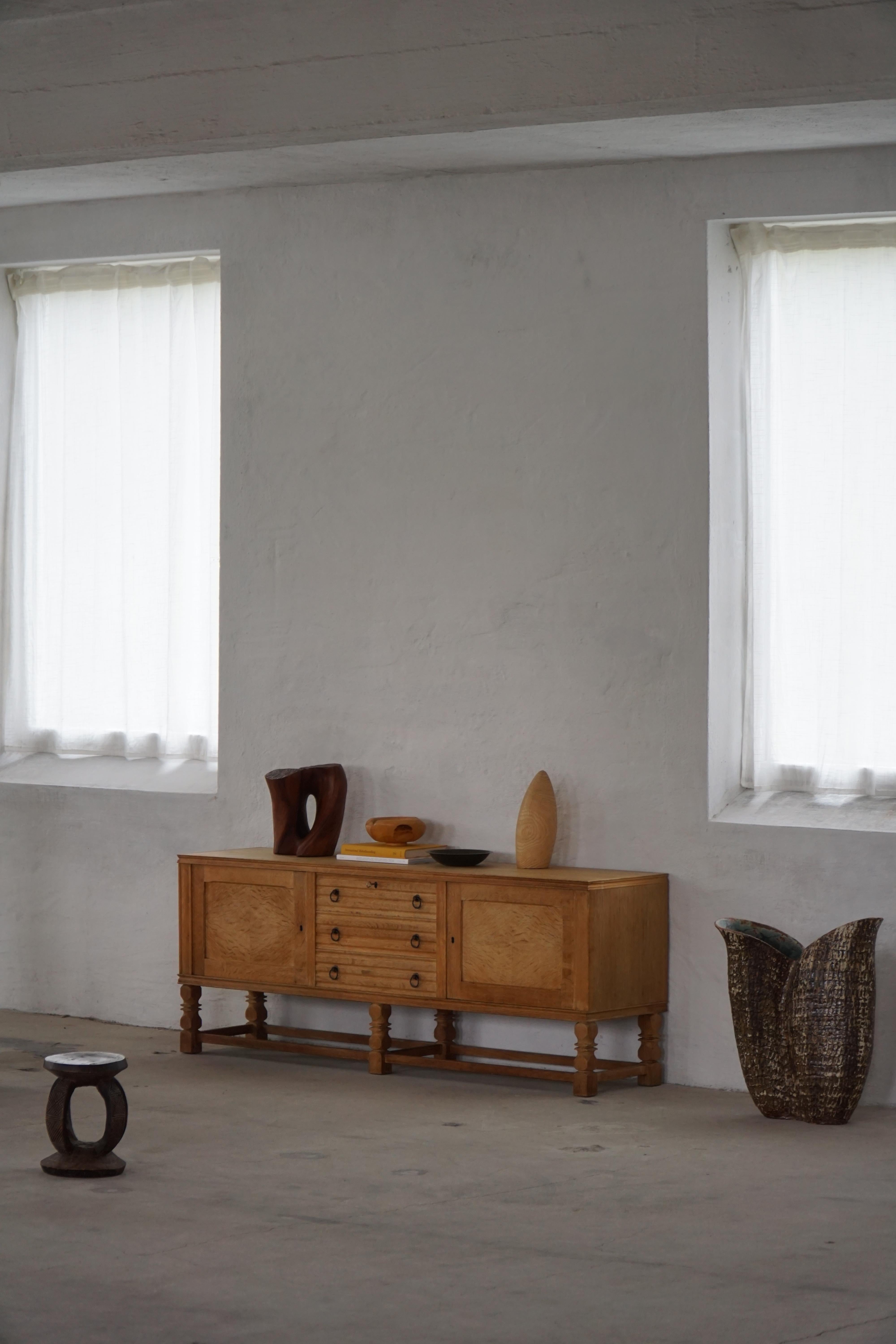 Scandinavo moderno Danish Mid Century Modern, Low Rectangular Brutalist Sideboard in Oak, 1950s in vendita