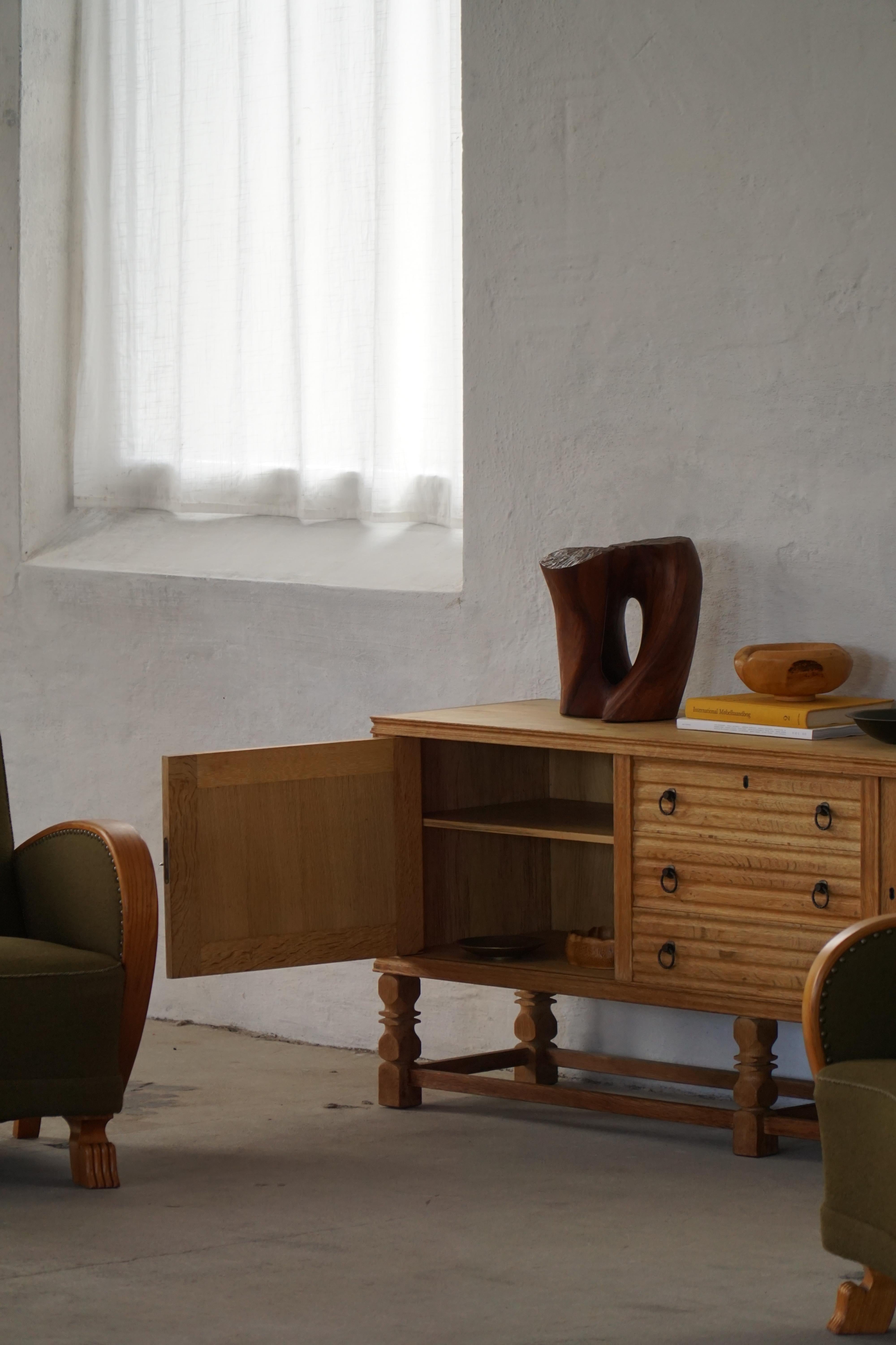 Danish Mid Century Modern, Low Rectangular Brutalist Sideboard in Oak, 1950s In condizioni buone in vendita a Odense, DK