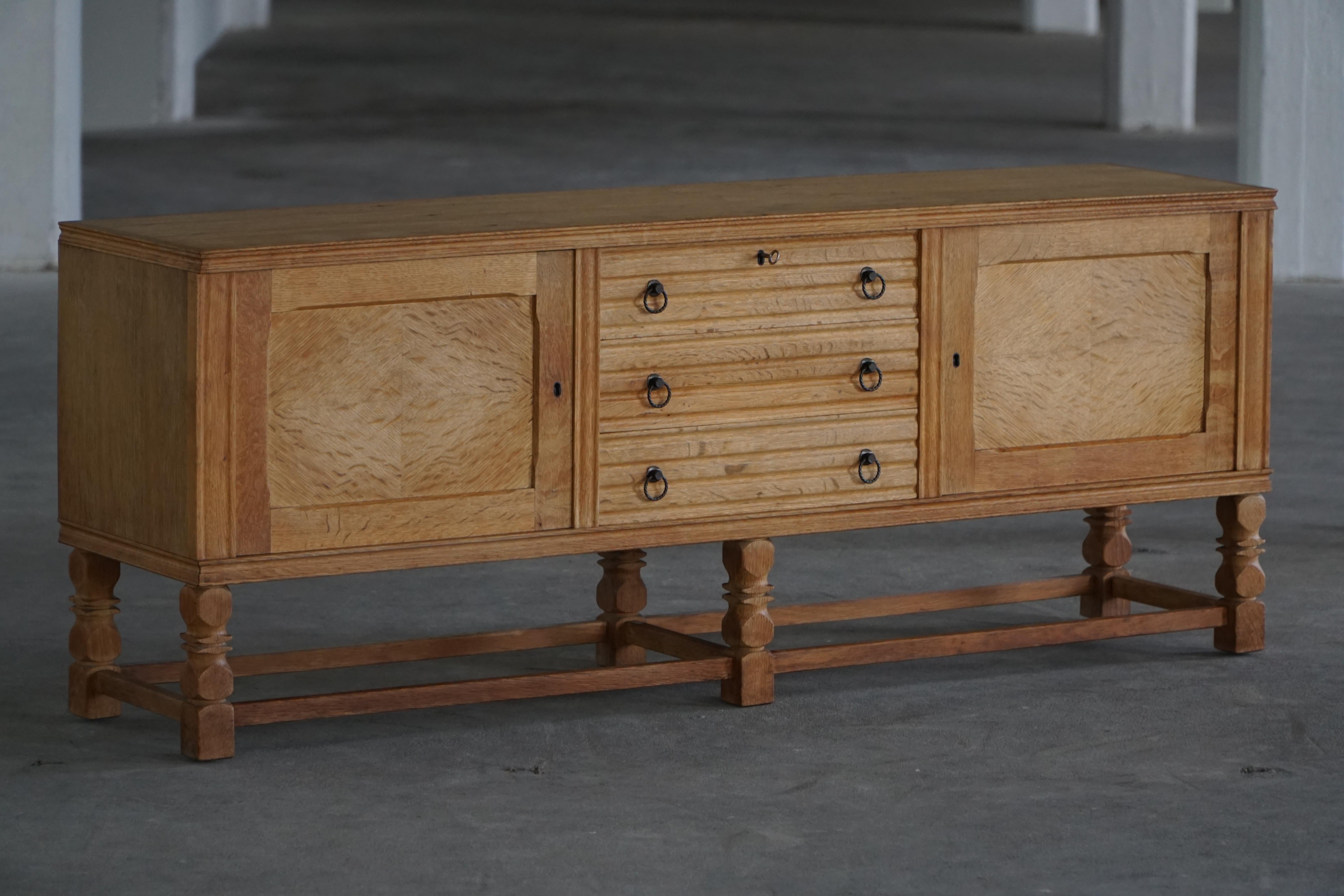 Quercia Danish Mid Century Modern, Low Rectangular Brutalist Sideboard in Oak, 1950s in vendita