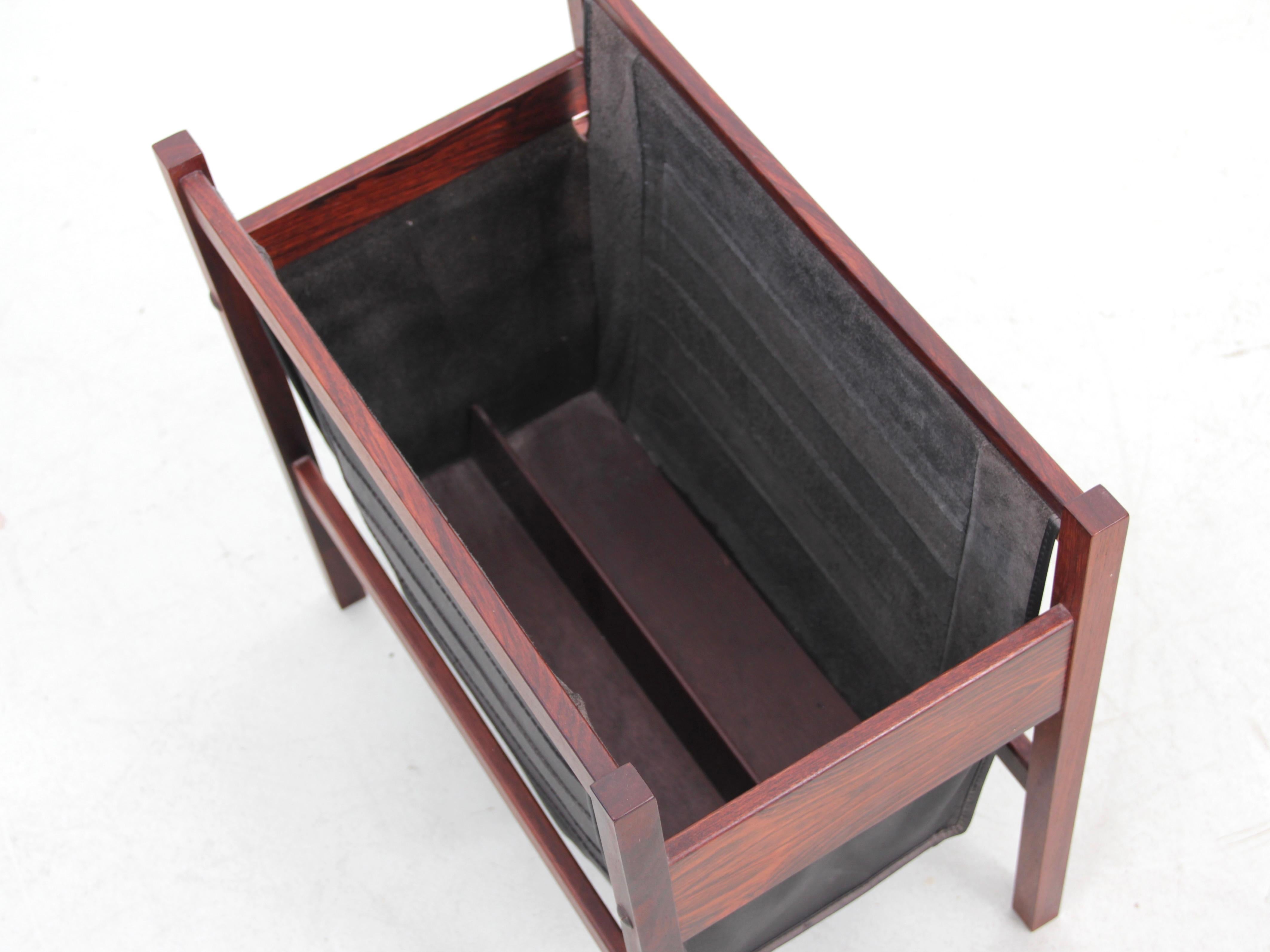 Danish mid-century modern magazine holder in rio rosewood In Good Condition For Sale In Courbevoie, FR