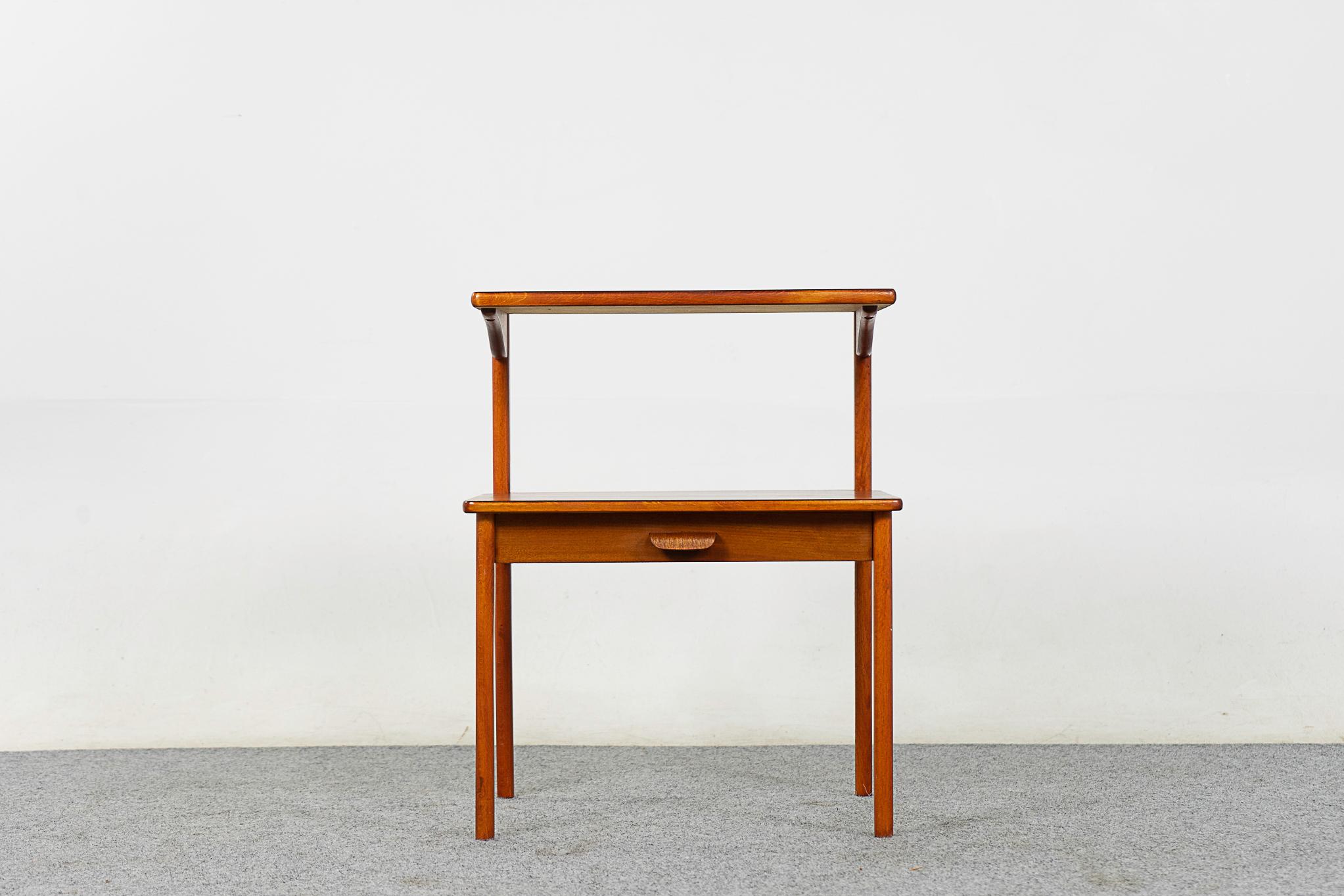 Scandinave moderne Table de chevet danoise en acajou de style Modernity en vente