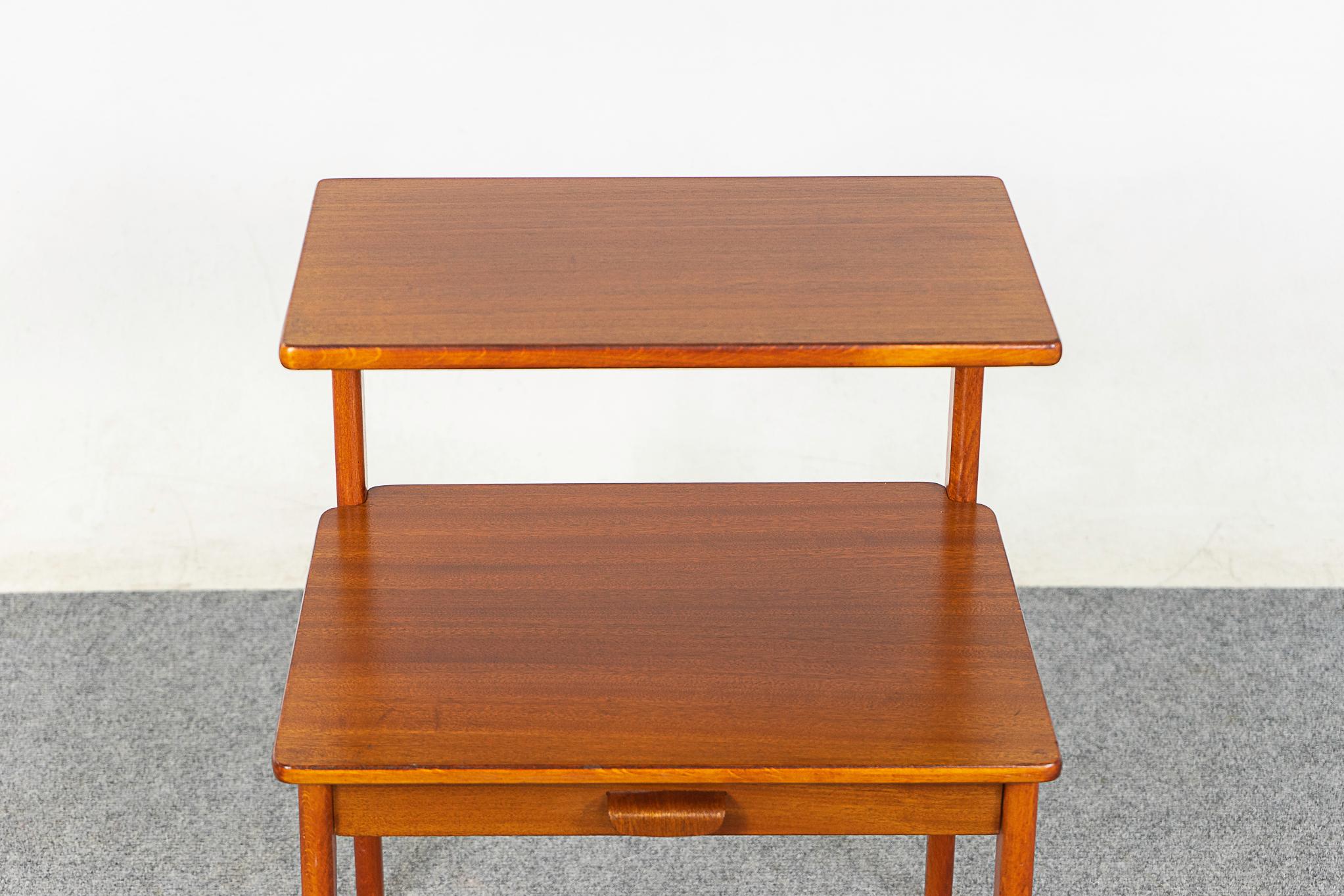 Danois Table de chevet danoise en acajou de style Modernity en vente