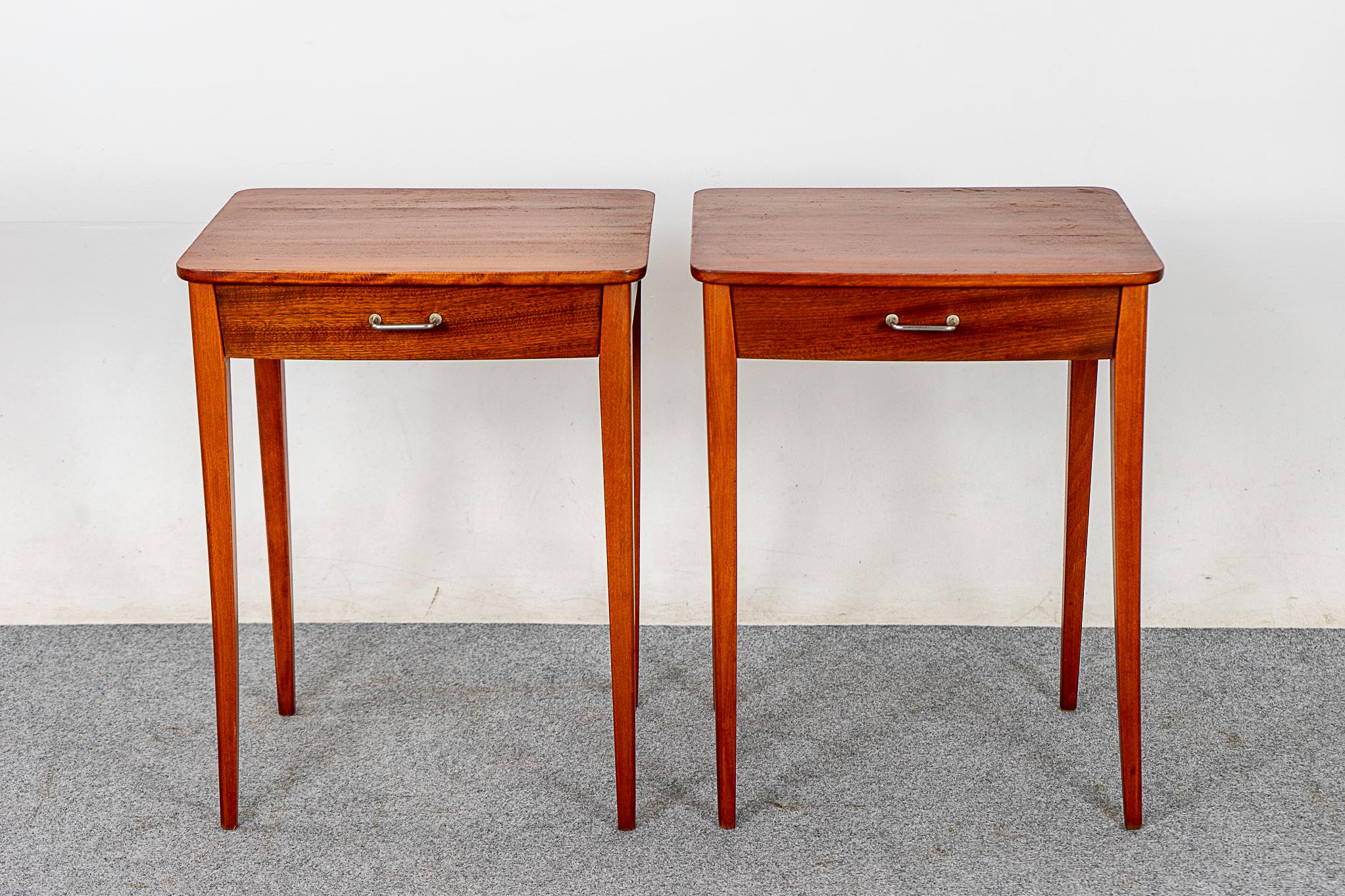 Dänischer Nachttisch aus Mahagoni, Moderne der Mitte des Jahrhunderts, Paar (Furnier) im Angebot