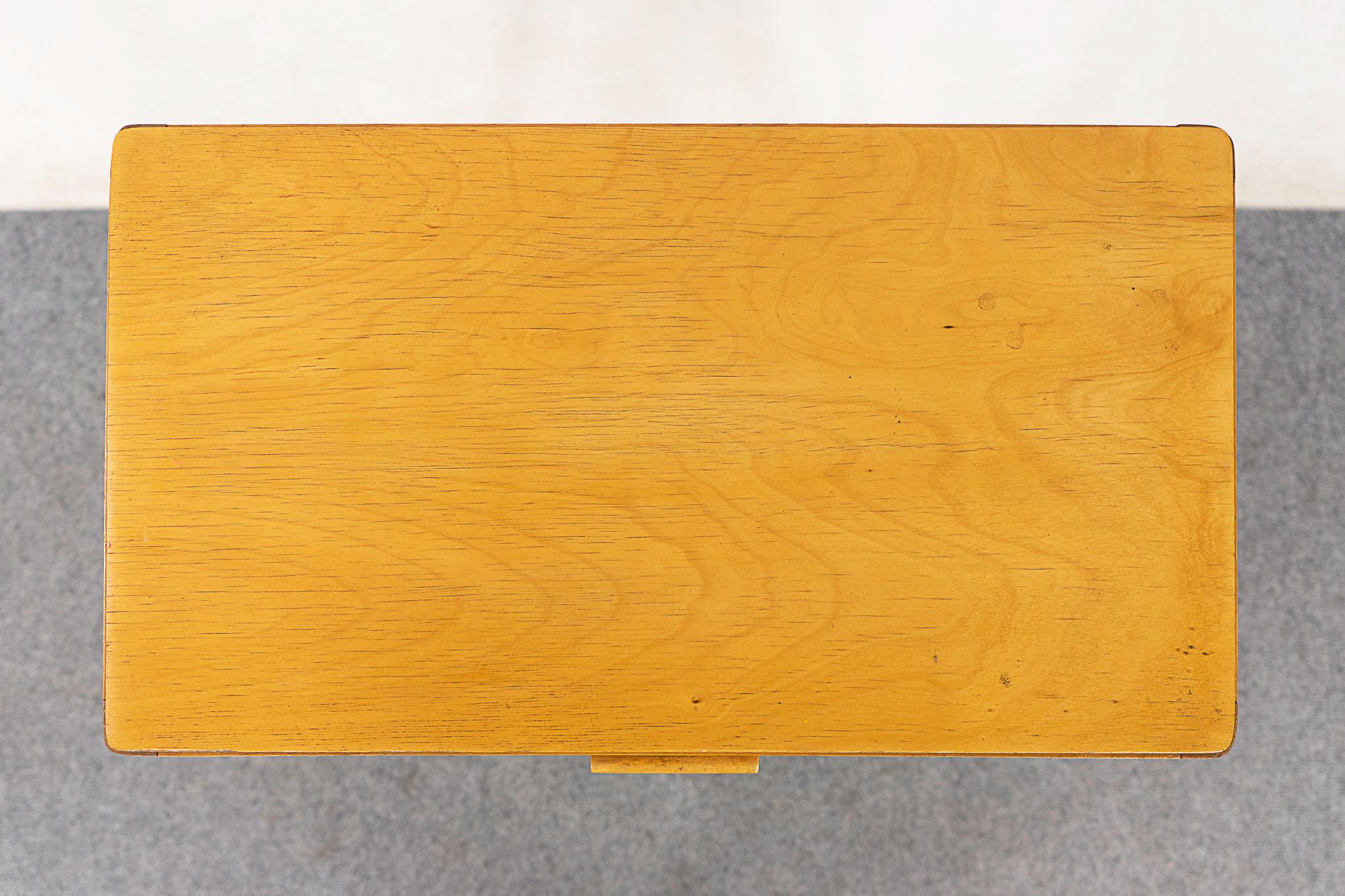 Table de chevet danoise moderne du milieu du siècle dernier  État moyen - En vente à VANCOUVER, CA