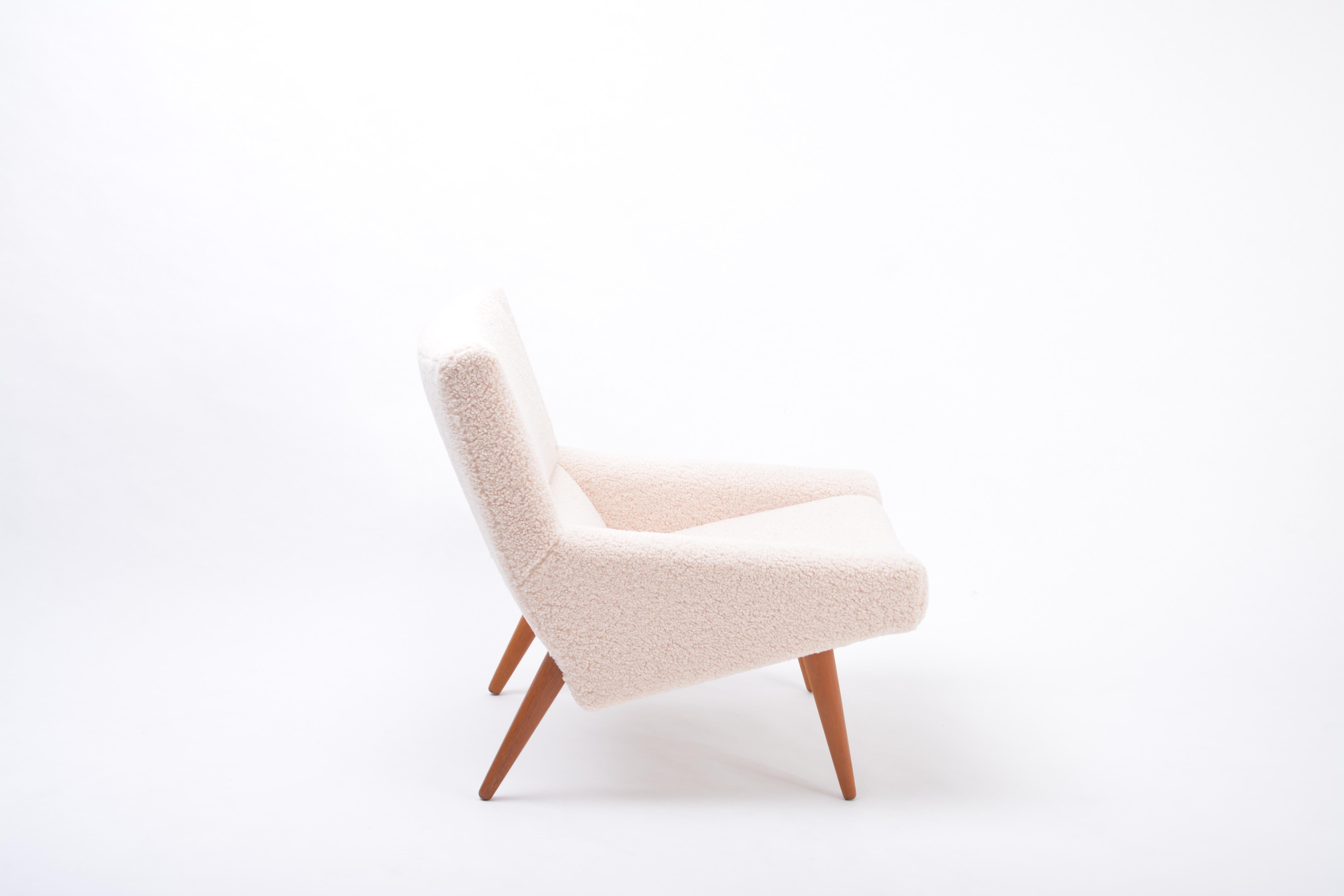 Danish Mid-Century Modern Model 50 chair by Illum Wikkelsø in teddy fur

This model 50 lounge chair was designed by Illum Wikkelsø and was produced by Søren Willadsen in Denmark in the 1960s. The chair has been reupholstered with a cream colored