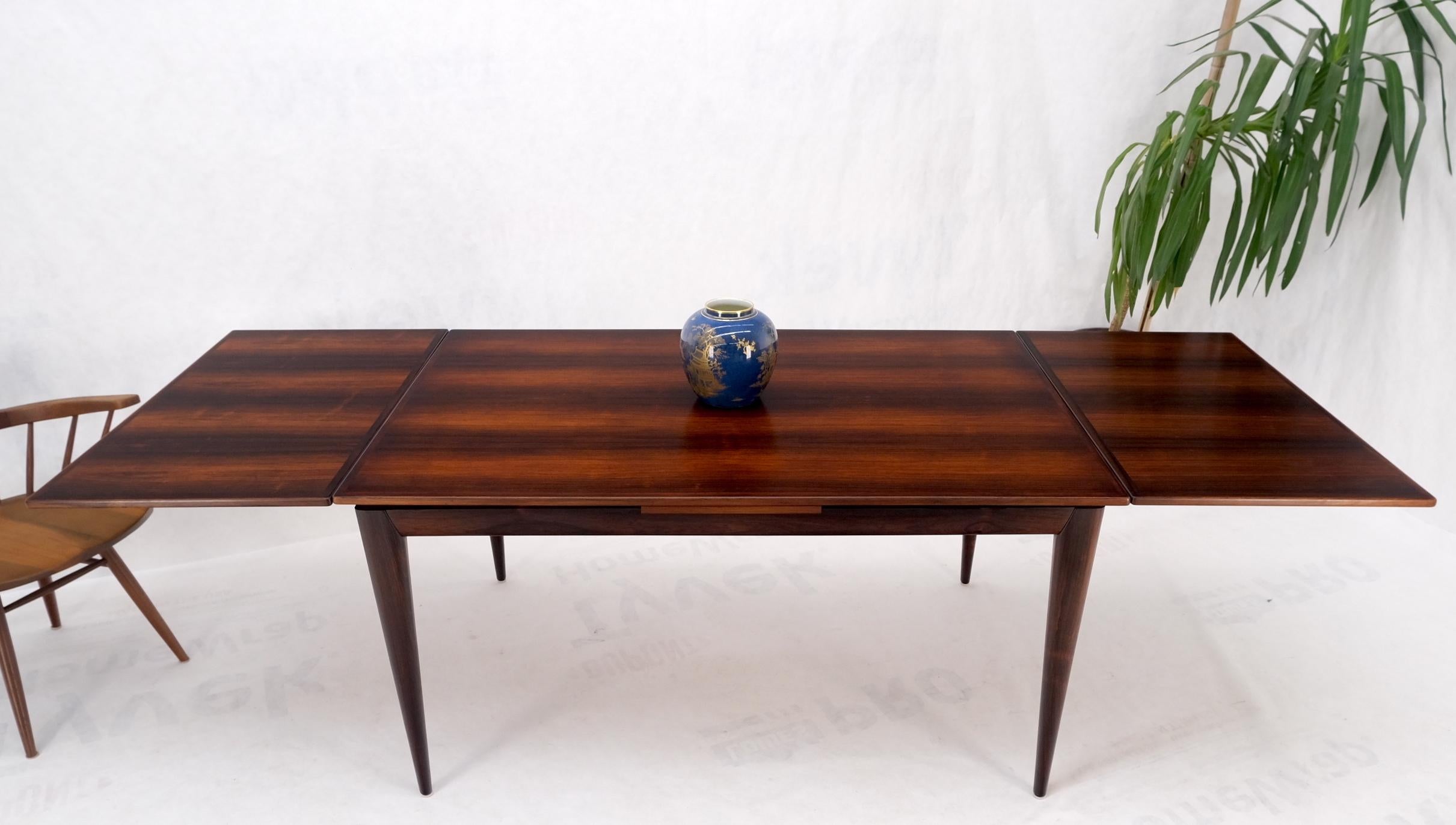 Tavolo da pranzo danese del Mid-Century Modern Moller con struttura in palissandro massiccio, nuovo di zecca!
Due foglie di 23 pollici di larghezza.