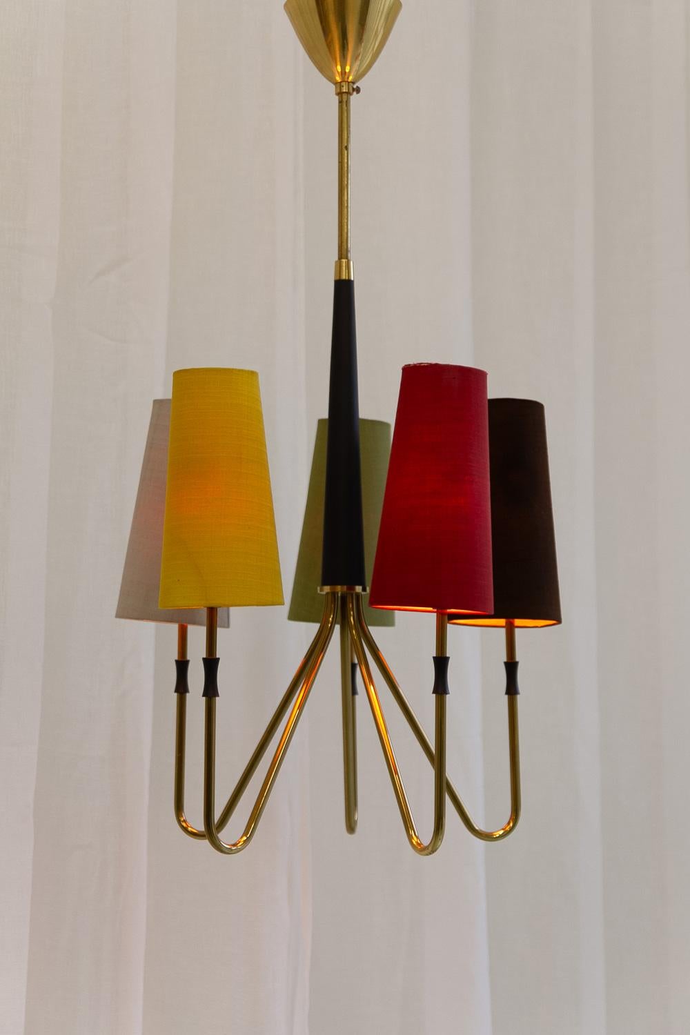 Lustre danois en laiton multicolore du milieu du siècle dernier, années 1950.

Suspension de plafond The Modern Scandinavian Mid-Century Modern à cinq branches avec des nuances de beige, vert, rouge, marron et jaune.
Corps et tige en laiton et noir.